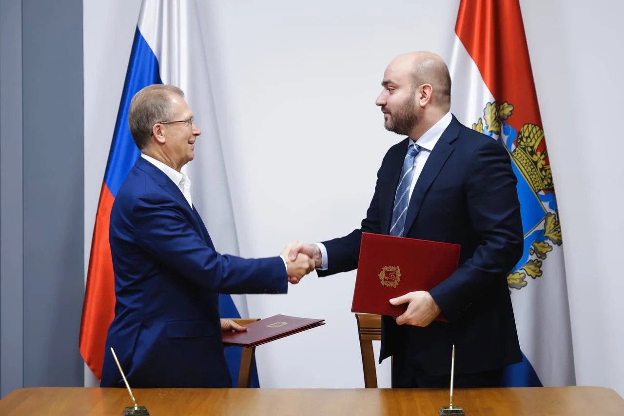 Губернатор Самарской области Вячеслав Федорищев подписал соглашение о сотрудничестве со Шкулев Медиа Холдинг Эта информация опубликована в соцсетях главы региона Будем активно взаимодействовать с одним из крупнейших медиахолдингов России Это даст нашим жителям дополнительную возможность получать качественную и актуальную информацию аналитику новости о ключевых событиях и решениях Мы заинтересованы в том чтобы создавать в регионе позитивное информационное поле продвигать Самарскую область на федеральном уровне заявил Федорищев В Самарской области Шкулёв Медиа Холдинг представлен информационным порталом 63 ru А вообще Шкулёв Медиа Холдинг это крупный российский многопрофильный медиахолдинг он объединяет цифровые тематические проекты сеть городских онлайн порталов и журнальные издания В портфеле компании десятки брендов включая крупные сайты вроде Woman ru StarHit ru а также городские порталы Фонтанка ру E1 ru NGS ru 74 ru MSK1 ru и другие региональные медиа Холдинг также издает журналы Marie Claire Psychologies Вокруг света и Антенна Телесемь формируя значительную аудиторию в печатных и цифровых СМИ по всей России На фото Вячеслав Федорищев и Виктор Шкулев Федорищев Шкулев медиа