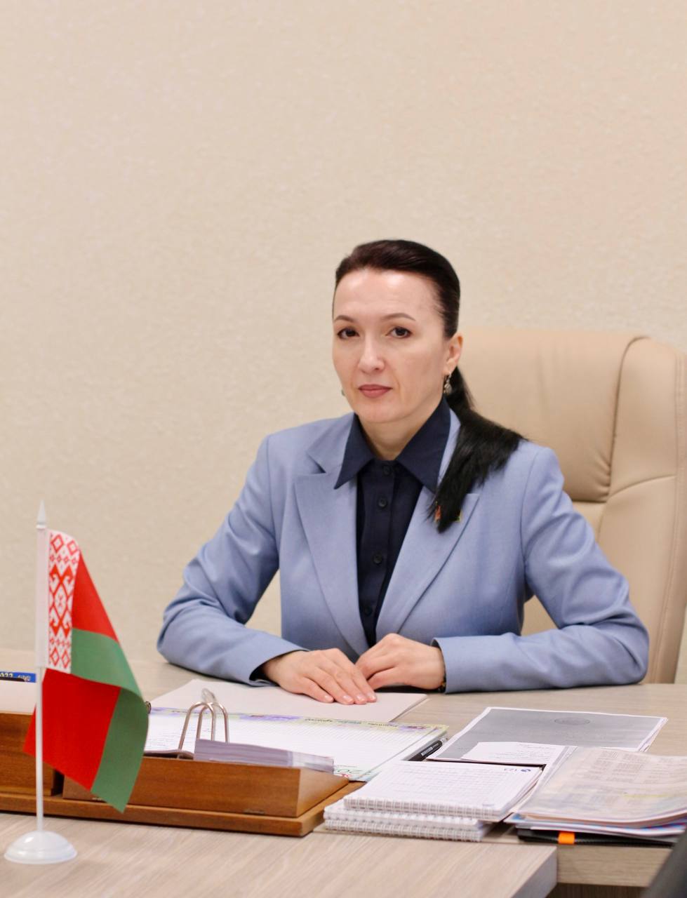 Член Совета Республики Национального собрания Республики Беларусь Ирина Петрусевич: «Беларусь и Китай связывает не только всестороннее сотрудничество, но дружба и взаимоуважение» — Беларусь и Китай активно работают над укреплением и развитием своих деловых связей, стремясь к взаимовыгодному сотрудничеству в различных сферах. Эти отношения, основанные на принципах дружбы и взаимного уважения, демонстрируют устойчивый рост и открывают новые возможности для обеих стран. Об этом свидетельствует и тот факт, что Глава белорусского государства в эти дни с официальным визитом пребывает в Китае. Сотрудничество двух стран основано на многом. Китай является одним из ключевых торговых партнеров Беларуси. Экспорт белорусской продукции, такой как продукты питания, древесина и калийные удобрения, в Китай неуклонно растет. В свою очередь, и Беларусь импортирует из Китая широкий спектр товаров, включая электронику, оборудование и потребительские товары. Китайские компании активно инвестируют в белорусскую экономику, особенно в такие сектора, как логистика, промышленность и инфраструктура. Наша страна играет важную роль в инициативе «Один пояс, один путь», являясь транзитным узлом для грузоперевозок между Китаем и Европой. Развитие транспортной инфраструктуры и логистических центров способствует увеличению товарооборота и укреплению экономических связей. Помимо экономических связей, Беларусь и Китай активно развивают культурный и образовательный потенциалы. Проводятся фестивали, выставки и образовательные программы, способствующие лучшему пониманию культур и традиций друг друга. Обе страны заинтересованы в дальнейшем расширении сотрудничества. Уверена, что развитие дружеских и деловых отношений между Беларусью и Китаем будет крепнуть и дальше, — резюмировала парламентарий.