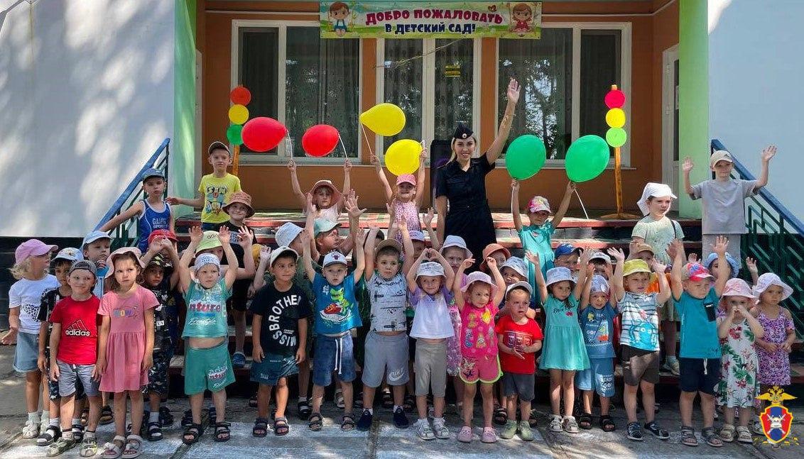 В Херсонской области госавтоинспекторы провели занятие с дошкольниками в Каланчакском муниципальном округе В Херсонской области госавтоинспекторы провели занятие с дошкольниками в Каланчакском муниципальном округе Сотрудники Госавтоинспекции совместно с инспекторами по делам несовершеннолетних Отдела МВД России «Каланчакский» провели профилактическое занятие по правилам дорожной безопасности с воспитанниками Каланчакского ясли-сада №2 «Сказка». Дорожные полицейские превратили изучение Правил дорожного движения в увлекательное приключение для малышей. Ребята с удовольствием участвовали в играх и конкурсах, демонстрируя свои знания в области безопасности дорожного движения, учились понимать жесты регулировщика, разгадывали хитрые загадки о безопасности на дороге. Дети также получили задание изобразить пешеходный переход, похожий на "зебру", с помощью мела на асфальте. Малыши с энтузиазмом взялись за творчество, а затем отработали навыки безопасного перехода дороги по нарисованной "зебре". В завершение мероприятия ребята поблагодарили полицейских за полезное и интересное занятие и пообещали всегда быть внимательными и ответственными участниками дорожного движения.