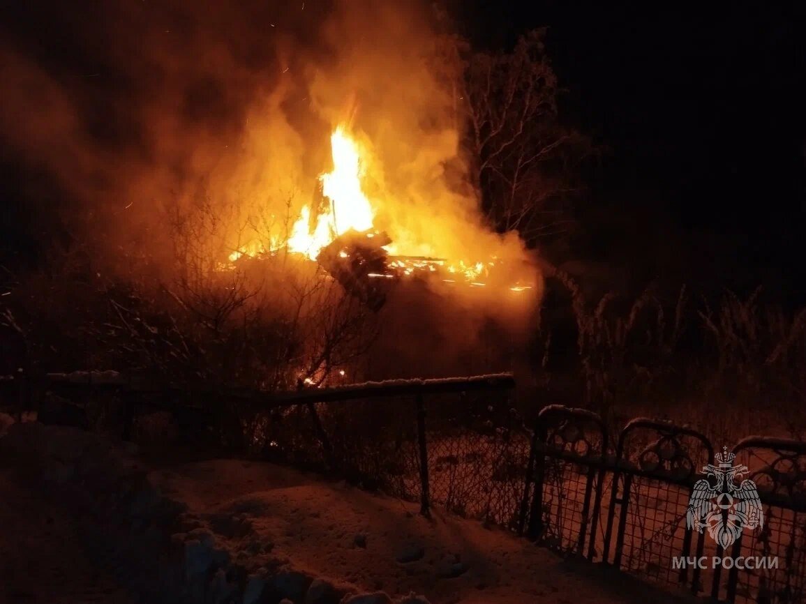 #пожарызасутки   Дачный пожар    23 декабря в 18:31   В селе Лузино в садоводстве «Черемушки» горел дачный дом.  Пожар на площади 25 квадратных метров потушили 8 сотрудников МЧС России, задействовав 2 единицы техники.  Пострадавших нет.   Время ликвидации открытого горения: 19:07   ‍ Дознаватели МЧС России устанавливают предварительную причину пожара.