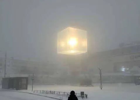 В Якутске появится новый символ холода В центре города установят арт объект Куб Холода стеклянную конструкцию с подсветкой паром и мультимедиа эффектами Он будет менять облик в зависимости от сезона летом мягкое голубое свечение осенью туманы и теплые оттенки   зимой сияние и пар весной зелёные акценты и таяние льда Куб Холода станет местом встреч фотолокацией и новым символом Якутска города где мороз вдохновляет Фото правительство региона