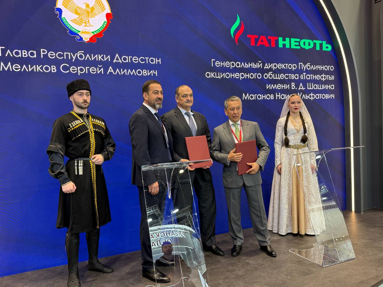 Татнефть заходит на рынок автомобильного топлива Дагестана Соглашение об этом было подписано сегодня между республикой в лице Главы РД Сергея Меликова и руководством компании в лице генерального директора ПАО «Татнефть» Наиля Маганова в рамках Петербургского международного экономического форума. Руководитель ООО «Альфа-газ» Устар Элифханов отметил, что это первый проект, когда в регион заходит вертикально-интегрированная нефтяная компания. По его словам, к началу июля в республике будут запущены шесть станций АЗС, а до конца года это количество будет удалено - до 12 и охватит как северную часть региона, так и южную и предгорную. Это будут совершенно иные заправочные станции с форматами и стандартами федеральных сетевых компаний. Первые АЗС Татнефти появятся в селе Гапцах Магарамкентского района, селе Тарумовка, Буйнакске, Хасавюрте. Уже после сеть расширится и аналогичные станции АЗС появятся в Махачкале, Каспийске и Дербенте. Фото: РИА «Дагестан» Рустам Каниев