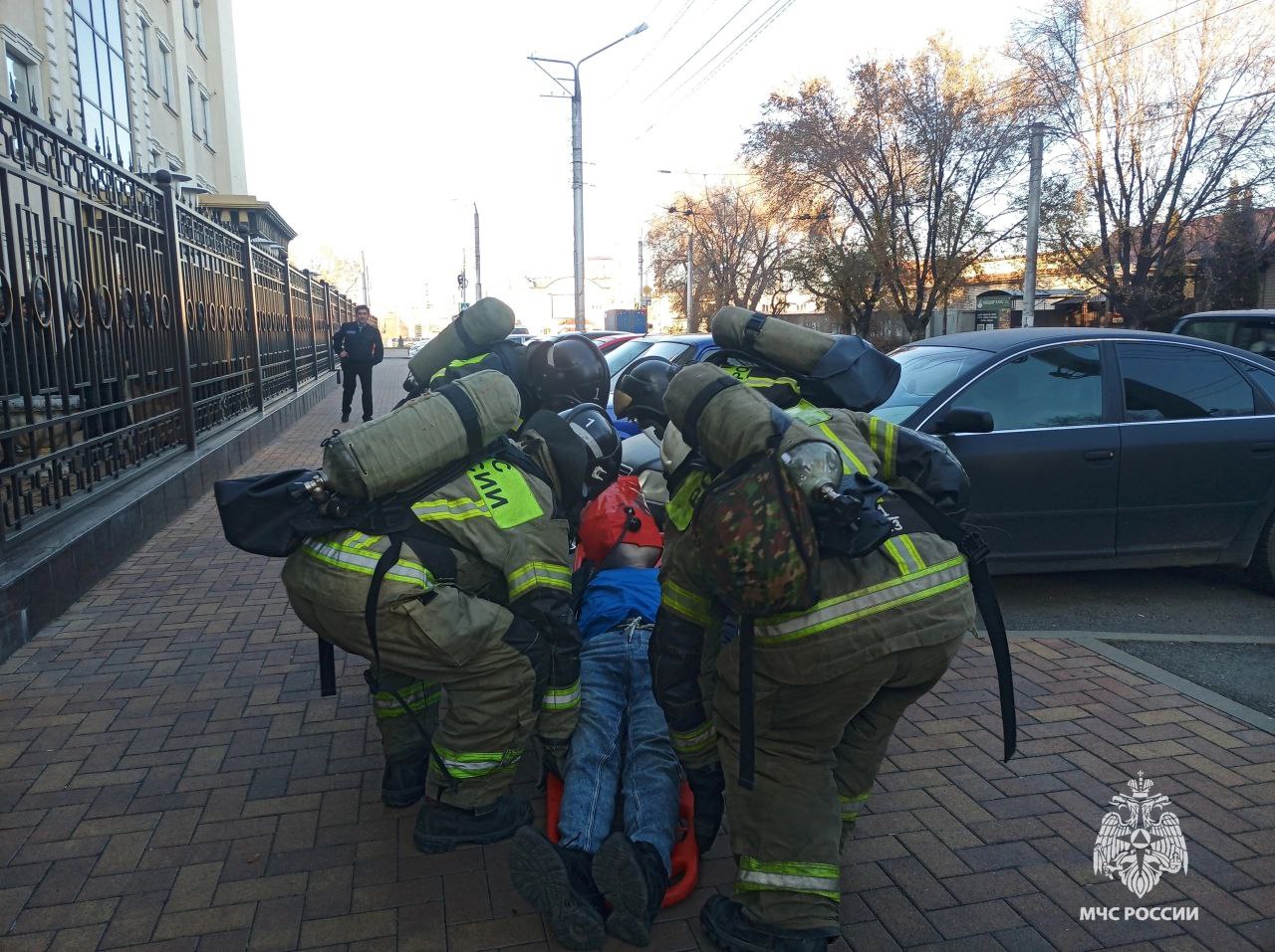 Огнеборцы республиканской столицы провели пожарно-тактические занятия на базе одного из офисов Сбербанка в Черкесске    По замыслу тренировки произошло замыкание электропроводки в здании объекта, что привело к условному возгоранию с последующим распространением "пожара" по всей площади помещения. Ответственный за пожарную безопасность сообщил о возгорании в пожарно-спасательную часть.    Была проведена экстренная эвакуация персонала.  На происшествие прибыли силы и средства пожарно-спасательной части Черкесского гарнизона пожарной охраны, которые незамедлительно приступили к разведке «задымлённых помещений» и организовали первоочередные работы по эвакуации из здания и спасению людей. После этого пожарные приступили к тушению пожара. Через несколько минут была объявлена ликвидация возгорания.    "Пожарно-тактические учения, занятия и тренировки позволяют отработать план действий при пожаре как сотрудникам того или иного предприятия, так и специалистам пожарной охраны" , - отметили в Главном управлении МЧС России по Карачаево-Черкесской Республике.