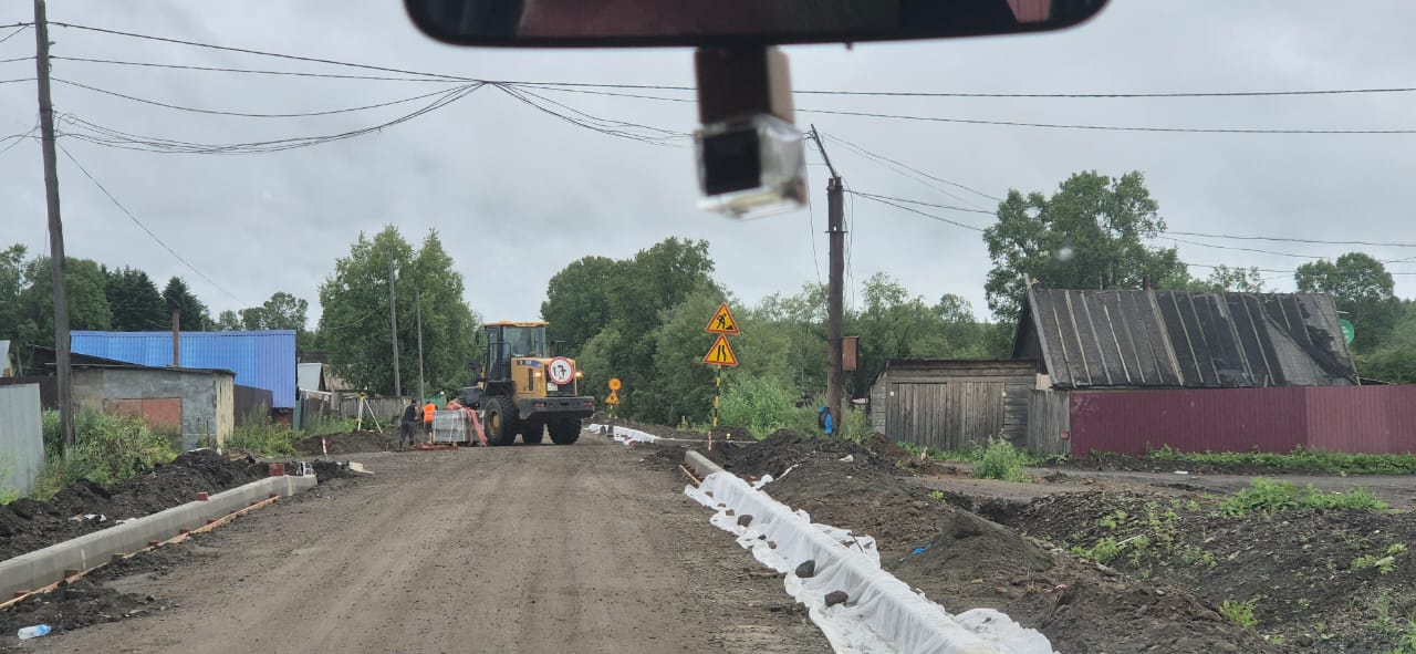 В Поронайском районе продолжаются работы по капитальному ремонту дороги Восток — Вахрушев, ведущей к важным социальным объектам и связывающей два населённых пункта. В настоящее время ведётся отсыпка земляного полотна и установка бордюрных камней, что входит в комплекс мероприятий по обновлению дорожной инфраструктуры на этом участке.   Как сообщил руководитель ГКУ «Управление Сахалинавтодор» Вадим Думанский, ремонт охватывает участок длиной около 1,5 километра на региональной автодороге Лермонтовка — Вахрушев, где также планируется замена асфальтобетонного покрытия, строительство тротуаров, установка перильных ограждений и систем наружного освещения. Особое внимание уделяется обустройству двух автобусных остановок с заездными карманами и пешеходными переходами.   Работы реализуются в рамках национального проекта «Инфраструктура для жизни» и находятся под контролем губернатора области Валерия Лимаренко. В прошлом году на данном участке была проведена замена водопропускной трубы, что позволило снизить риски подтоплений села Восток.   Подрядчики активно работают, чтобы завершить ремонт к 20 ноября 2025 года. Обновлённая дорога обеспечит удобство и безопасность для участников движения и станет важным вкладом в развитие транспортной инфраструктуры Поронайского района.