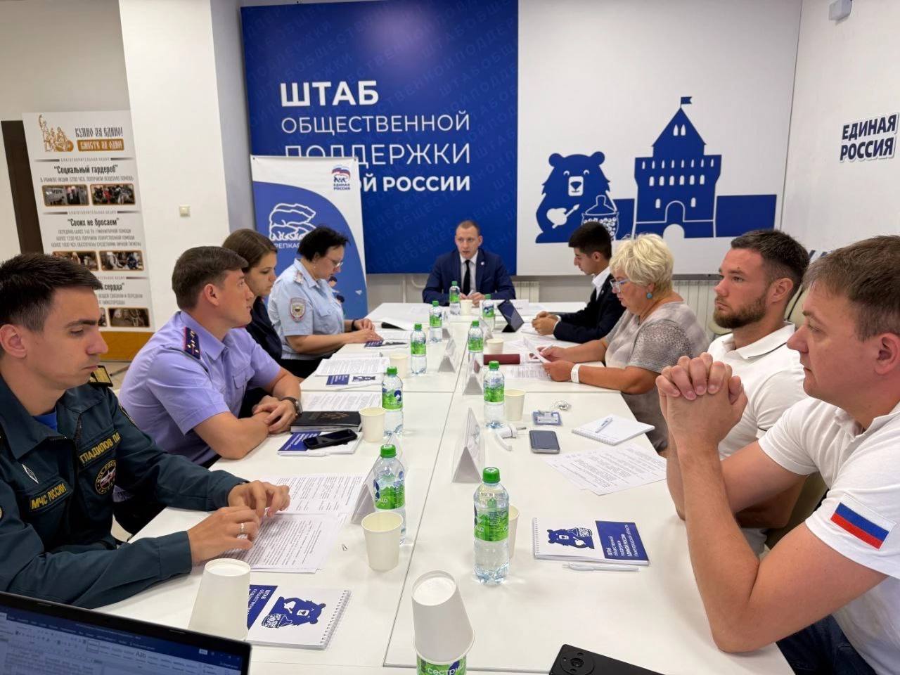 «Детям — безопасное лето: окна и вода под контролем»    В Штабе состоялось заседание рабочей группы по мониторингу безопасности организаций отдыха и оздоровления всех видов, детской и городской инфраструктуры, социально значимых объектов, мест пребывания семей с детьми в летний период.   В ходе выступления Начальник отдела безопасности людей на водных объектах главного управления МЧС России по Нижегородской области Павел Гладилов озвучил, что за 2024 год на водных объектах погибло – 11 детей. Основная проблема – отсутствие контроля родителей.   В 2025 году открыто 32 пляжа в Нижегородской области,  говорит о том, что есть и не оборудованные места, которые любят посещать люди.  В своем выступление Инспектор первого контрольно-следственного отдела СУ СК России по Нижегородской области Инна Першина рассказала об особом внимании следственных органов о проишествиях на водных обьектах.   В ходе обсуждения всех вопросов, "Мониторинга детской безопасности 2025", было принято решение о создании рабочей группы и  организации комплекса мероприятий направленных на обеспечение безопасности детей в Нижегородской области.  Среди участников на встрече были:  Заместитель председателя РО ВОД «Отцы России» в Нижегородской области, председатель Общественного совета партийного проекта «Крепкая семья» Дмитрий Игошин, региональный координатор партийного проекта «Крепкая семья» и член местного политсовета Сормовского района Ирина Гончарова, член местного политсовета Партии «Единая Россия» Приокского района Артем Попов, заместитель начальника управления организации деятельности участковых уполномоченных и по делам несовершеннолетних главного управления МВД России по Нижегородской области Наталья Мартын, а также члены местных отделений РО ВОД «Отцы России» в Нижегородской области и сотрудники РИК партии «Единая Россия».