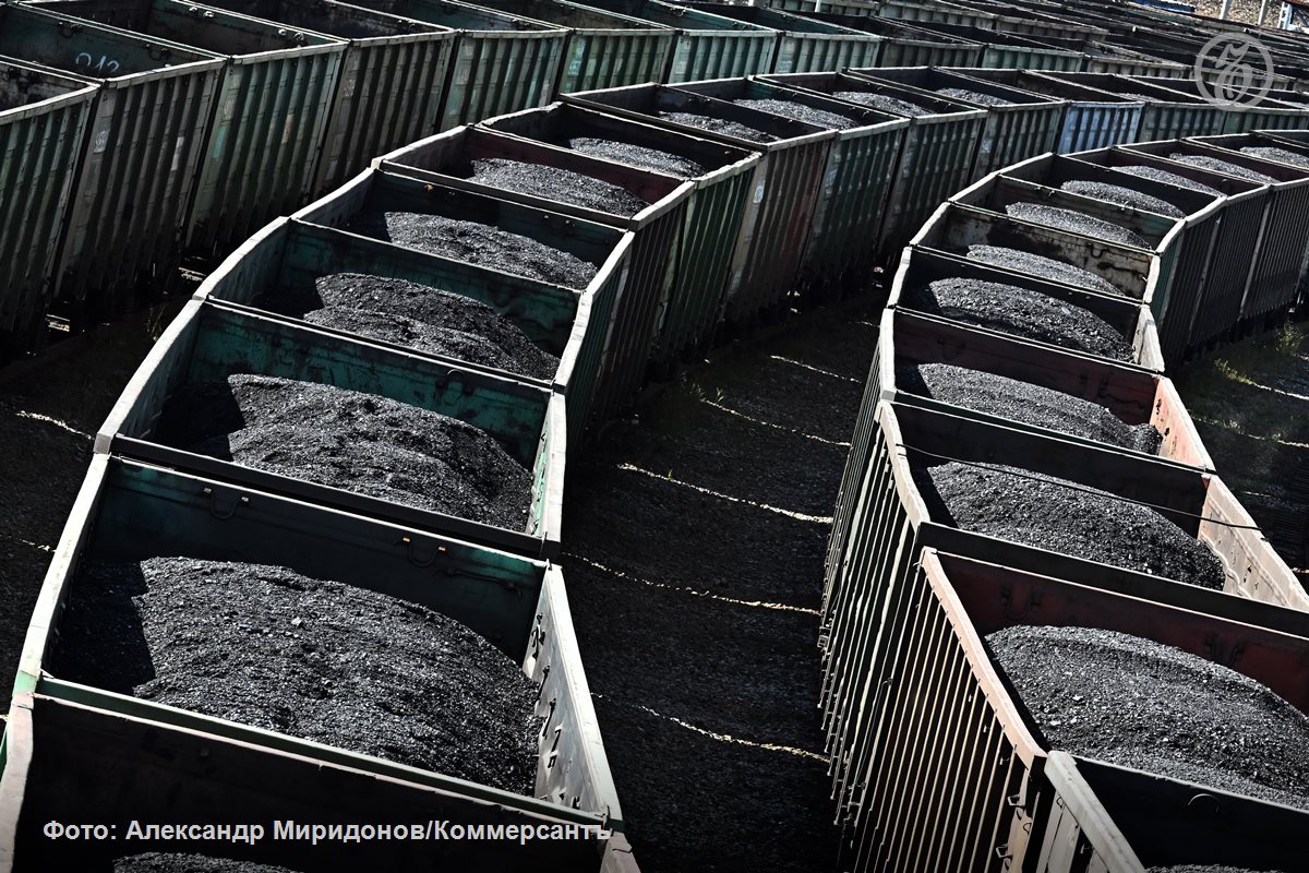 Владимир Путин поддержал выделение Кузбассу квоты на экспорт угля Глава Минэнерго Сергей Цивилев обратился к президенту с просьбой поддержать инициативу губернатора Кузбасса Ильи Сердюка о заключении соглашения между регионом и ОАО РЖД о гарантированном вывозе 60 млн тонн угля на экспорт в восточном направлении в 2026 году Копия обращения есть у Ъ Как пишет господин Цивилев соглашение позволит планировать работу угольных предприятий Кузбасса и сохранять социальную стабильность Глава государства поставил на письмо резолюцию Прошу поддержать переадресовав обращение вице премьеру Виталию Савельеву Дальневосточное направление наиболее доходное для угольщиков Но в ОАО РЖД указывают что предприятия уже не полностью выполняют заявки что снижает эффективность использования мощностей востребованного Восточного полигона Ъузнал