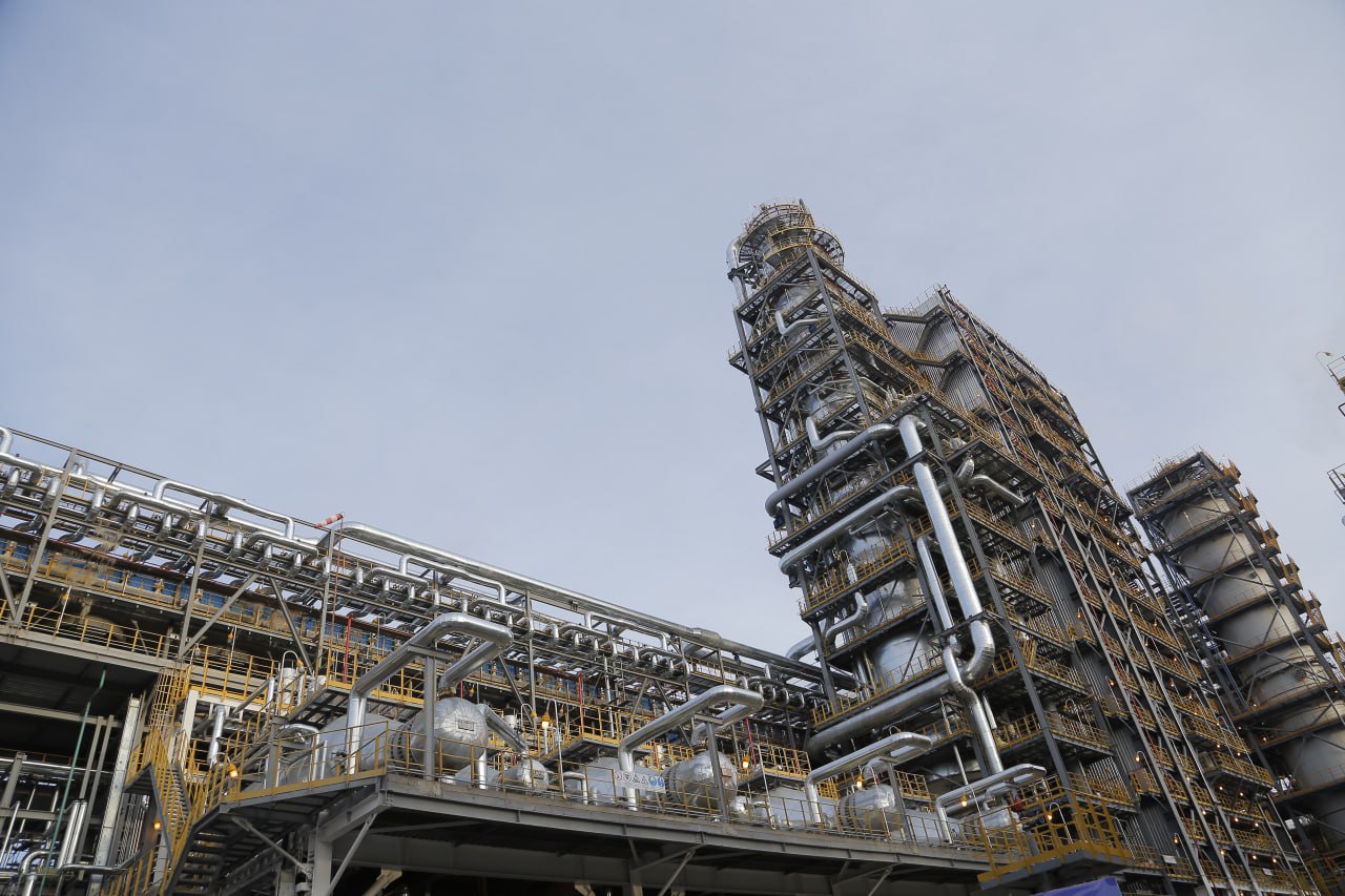 Минэнерго Казахстана ускорит модернизацию ключевых нефтеперерабатывающих заводов страны   Ускоренная реализация проектов по расширению производственных мощностей планируется в рамках новой концепции развития нефтеперерабатывающей отрасли до 2040 года она затрагивает масштабные работы 3 ведущих нефтеперерабатывающих заводов НПЗ Казахстана Атырауского Павлодарского и Шымкентского Как сообщает пресс служба минэнерго страны утвержденная правительством концепция предусматривает почти двукратное увеличение объемов переработки нефти в стране с текущих 18 до 39 млн т в год   Важнейшим условием проектов становится их реализация по современной топливно нефтехимической схеме что обеспечит выпуск как топлива так и востребованной нефтехимической продукции Расширение НПЗ призвано покрыть внутренние потребности в горюче смазочных материалах и создать экспортный потенциал для продукции с высокой добавленной стоимостью Планируется следующее увеличение мощностей Шымкентский НПЗ до 12 млн т в год Павлодарский НПЗ до 9 млн т в год Атырауский НПЗ до 6 7 млн т в год По словам министра энергетики Казахстана Ерлана Аккенженова каждый из этих проектов находится на его личном контроле Казахстан нефтепереработка