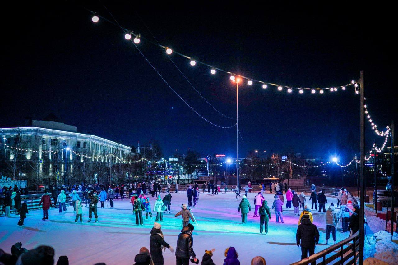 Сегодня в Омской области с размахом отпраздновали Всероссийский день фигурного катания В этом году мы организовали бесплатные катания на всех крупных катках города а также во всех 32 районах области Центральной площадкой стал каток Вектор который впервые залили в рамках проекта Зимний Любинский Подготовили интересную программу с выступлением одной из ведущих фигуристок сборной России серебряного призера Ростелеком чемпионата России 2025 победительницы нашего этапа Гран при страны этого сезона Дарьи Садковой Также свои номера представили воспитанницы омской спортшколы олимпийского резерва 35 Несмотря на мороз на площадке собралось более тысячи омичей Губернатор Виталий Павлович Хоценко поздравил всех с праздником Катание на коньках это одно из самых популярных зимних развлечений у омичей С каждым годом в регионе появляются новые ледовые площадки Впервые в этом году заработали катки у СКК имени Виктора Блинова и Вектор А среди полюбившихся локаций катки на площади Бухгольца и в парке Вокруг света Всего 12 780 омичей приняли участие в праздничных программах