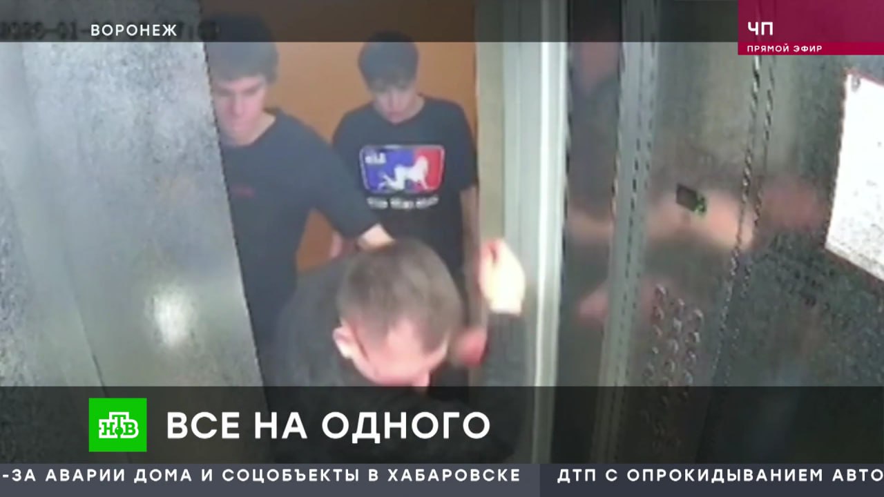 Пацаны не убивайте жестоко избитый подростками мужчина на улице Ключникова оказался таксистом Как рассказали в программе на телеканале НТВ мужчина в тот день работал таксистом и подвозил одного из участников компании Молодой пассажир сказал что у него нет денег и предложил подняться в подъезд Там таксиста встретили друзья подростка они избили его ограбили и угнали машину Мужчину не просто избивали а сознательно унижали На него плевали стряхивали сигаретный пепел и то и дело угрожали ножом В процессе избиения он несколько раз терял сознание Пацаны пожалуйста не убивайте Ну не надо не убивайте повторял он Когда же подростки испугались что мужчина может умереть отпустили его раздетого на улицу Позже он написал заявление в полицию Жильцы дома говорят что подростки устраивают дебош не в первый раз Накануне подростки избили и другого юношу Он также обратился в правоохранительные органы Мы всегда на связи в Мах