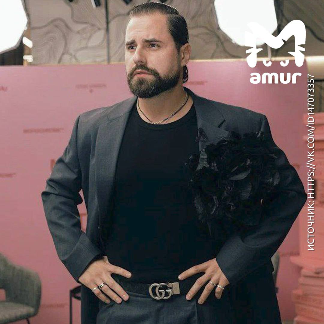 Шоумена Ивана Засухина оштрафовали на два миллиона за попытку отмазать друга от уголовки Ведущий хотел помочь товарищу закрыть дело обратился к своему шурину Роману Голушко руководителю отдела экономической безопасности и противодействия коррупции Хабаровского ЛУ МВД на транспорте У того не было полномочий решать такие вопросы но он пожелал обогатиться и потребовал деньги Во время передачи крупной суммы обоих задержали Засухин отделался штрафом а Голушко получил 4 года колонии общего режима и два года не может занимать должность представителя власти   Подписывайся на Amur Mash