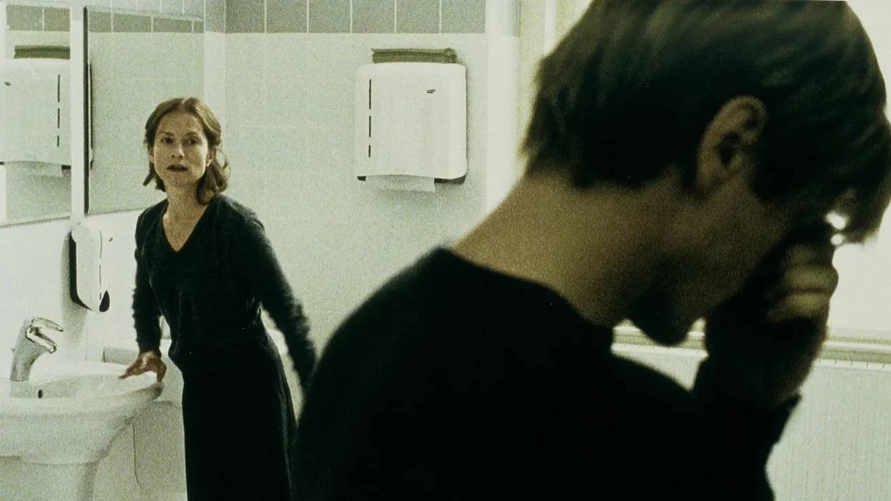 Компании Vereteno и RWV Film выпустят в ноябре в прокат в России три фильма австрийского режиссера Михаэля Ханеке Среди них ленты Пианистка 2001 года Хэппи энд 2017 го и Код Неизвестен 2000 го Кадр из фильма Пианистка