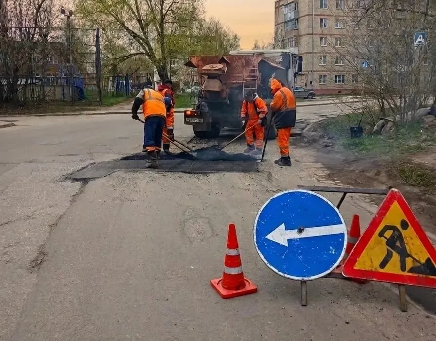 За май на 10 улицах Калуги проведут ямочный ремонт Как сообщает администрация города в порядок будут приведены участки улиц Моторная Кубяка Комсомольская Роща Пионерская Платова Заводская Маяковского Карла Либкнехта от Ленина до Складской Грабцевское шоссе от площади Маяковского до К Либкнехта и проезд от дома 110 по Грабцевскому шоссе до Молодежной улицы Наш канал в MAX Прислать новость