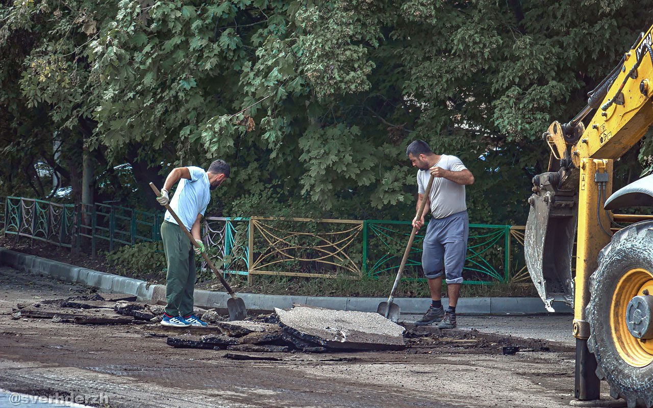 ДОРОЖНЫЕ НОВОСТИ  Новость первая. «Более 8 километров муниципальных дорог отремонтируем в округе в текущем сезоне», - сообщил глава г.о. Люберцы Волков. А сезон нынче действительно текущий – дожди, затопления, потопы. Тем не менее, глава отметил, что «в Дзержинском улицы Спортивная и Лермонтова – в работе».   Вторая новость тоже от Волкова. «В течение двух недель специалисты выйдут на строительство новой дороги, которая соединит Дзержинский и Лыткарино». На что тут стоит обратить внимание? Во-первых, что через две недели начнется не ремонт старой, а строительство новой дороги Дзержинский – Лыткарино. Во-вторых, что на строительство этой новой дороги выйдут специалисты, но что дорога будет строиться по программе губернатора, Волков не сказал. И в-третьих, оживление активности Люберец вокруг города областного подчинения Лыткарино говорит о том, что мысли об объединении не дают покоя люберецким чиновникам.  ОТСЮДА  На снимке: улица Лермонтова в работе. Фото 23 июля  #единоеподмосковье  Сверхдержинский
