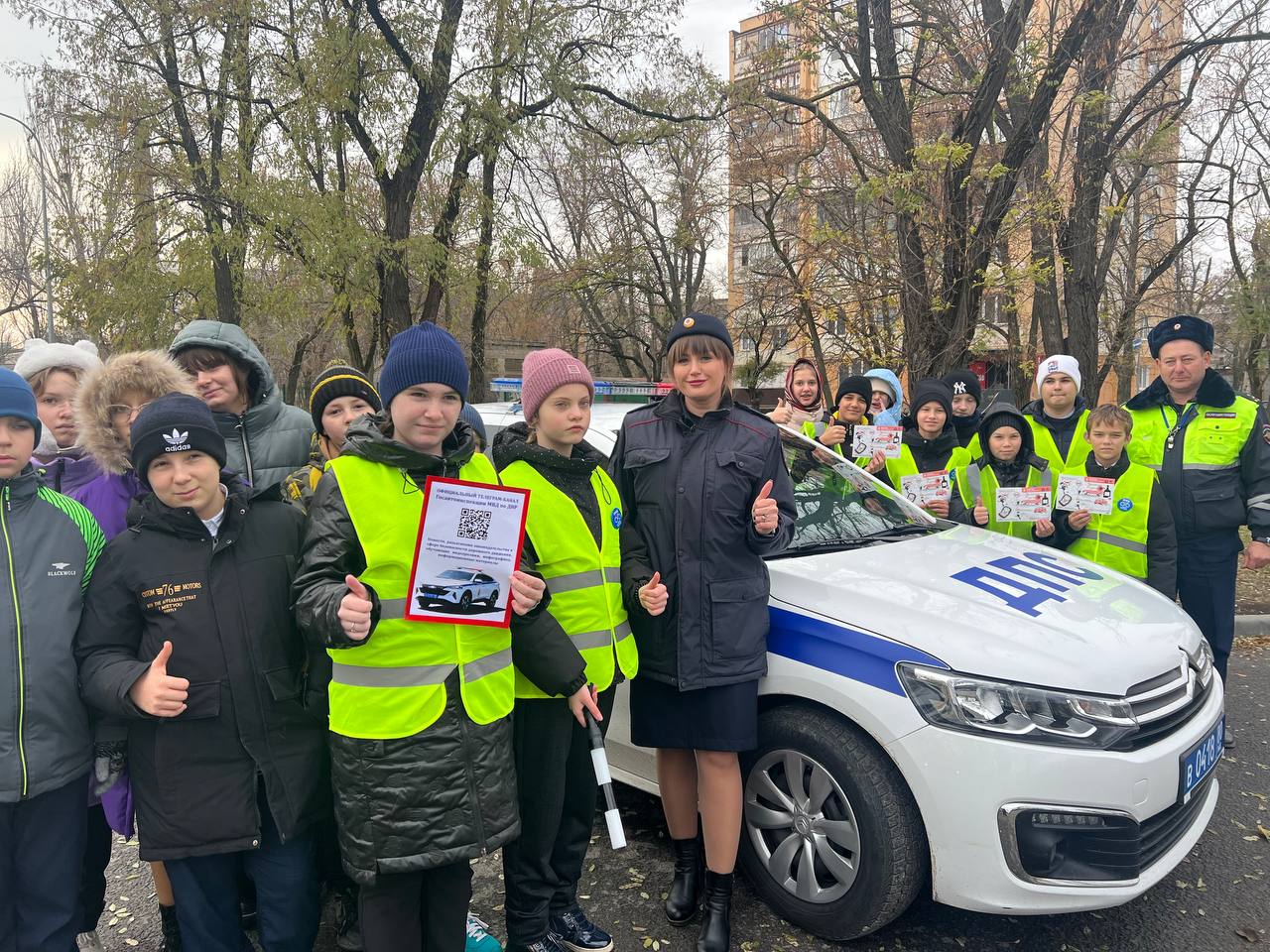 В Мариуполе полицейские вместе с отрядом ЮИД провели акцию «Ребёнок - главный пассажир!»   В целях популяризации использования участниками дорожного движения во время поездок в автомобиле пассивных средств защиты, в том числе детских удерживающих устройств, сотрудники полиции провели профилактическую отработку.   Сотрудники ГИБДД совместно с ЮИДовцами напомнили водителям о том, что одним из главных требований, предъявляемых Правилами дорожного движения, является перевозка детей в возрасте до 12 лет в специальном удерживающем кресле.     Участники акции призвали всех водителей ездить с безопасной скоростью, соблюдать дистанцию, быть предельно внимательными при проезде пешеходных переходов и перекрестков, после чего вручили каждому водителю тематические памятки.   К сожалению, многие владельцы транспортных средств пренебрегают безопасностью маленьких пассажиров, не осознавая в полной мере, что ценой такой беспечности может стать жизнь ребенка. За время проведения рейда сотрудники ГИБДД проверили около 30 транспортных средств, при этом выявили 2 нарушения правил перевозки несовершеннолетних.