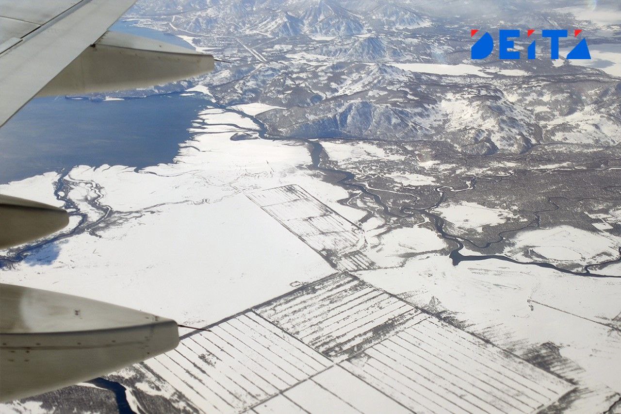 В России расконсервируют старые самолеты В Российской Федерации активизировали процесс расконсервации и восстановления пассажирских и грузовых воздушных судов советского и российского производства По итогам 2025 года авиакомпания Red Wings и другие эксплуатанты уже получили 10 восстановленных бортов среди которых Ту 204 Ту 214 Ан 148 и Ил 96 Всего в рамках программы стартовавшей в 2022 году в строй возвращены 10 из 12 запланированных самолетов Особое внимание уделяется возможности возвращения на регулярные линии двухпалубных Boeing 747 Эксперты прогнозируют что их количество в эксплуатации может удвоиться к 2026 2027 годам Реконструкция таких лайнеров может проводиться в дружественных странах например в Иране где имеется необходимая технологическая база и запасные части Стоимость восстановления одного подобного судна оценивается в сумму до 1 миллиарда рублей Возвращение самолетов старших поколений объясняется относительной дешевизной и доступностью запчастей по сравнению с современными аналогами Специалисты полагают что восстановленные Boeing 747 будут наиболее востребованы на маршрутах Дальнего Востока Это позволит авиаперевозчикам сохранить необходимый объем провозных мощностей на фоне международных ограничений Deitaru