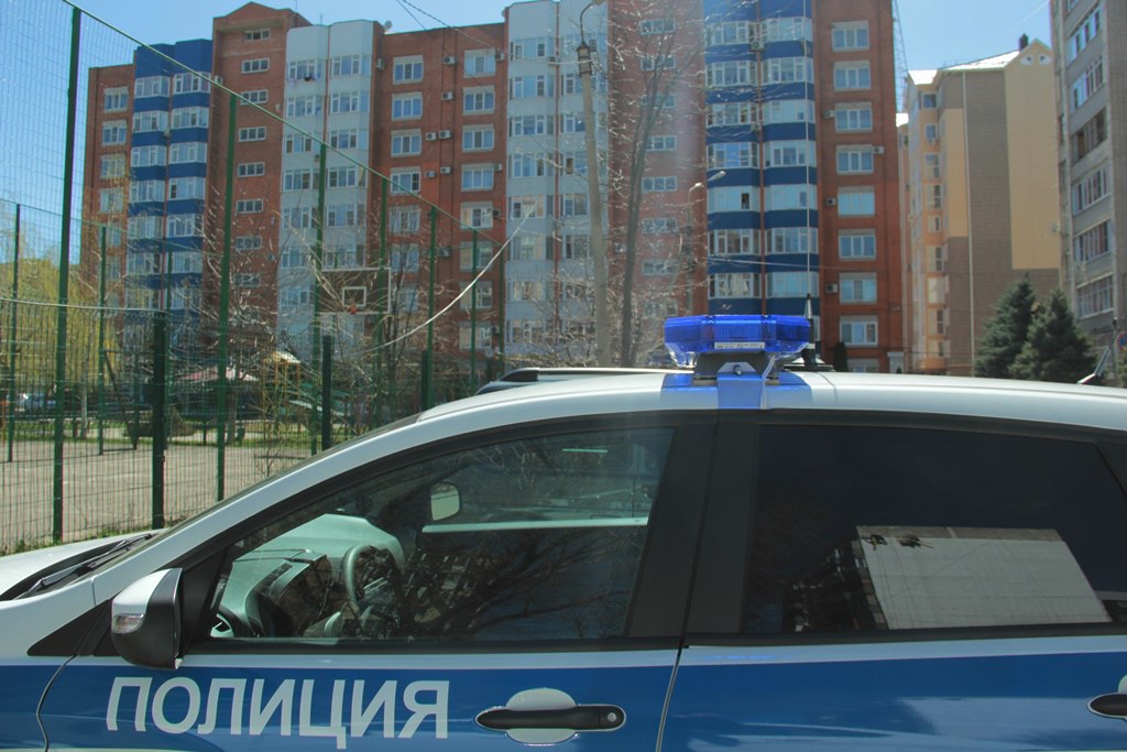 Полицией Адыгеи зарегистрированы факты краж двухколесного транспорта. Как показывает анализ оперативных сводок республиканского МВД, с наступлением теплых дней регистрируется увеличение количества имущественных преступлений, связанных с хищениями велосипедов, самокатов и иных личных средств передвижения. Накануне в полицию Тахтамукайского района о краже дорогостоящего электросамоката сообщил 43-летний местный житель. Заявитель рассказал, что обнаружил отсутствие своего транспорта, который находился в подъезде многоквартирного дома. Кроме этого, с заявлением о краже мотоцикла в полицию города Майкопа обратилась 53-летняя жительница Краснодарского края. Она пояснила, что, неизвестный, путем срыва навесного замка, проник в металлический вагончик и похитил принадлежащий ей мототранспорт. В настоящее время стражи правопорядка устанавливают лиц, причастных к данным противоправным деяниям. МВД по Республике Адыгея вновь обращает внимание граждан на обеспечение сохранности своего имущества. Если же вы все-таки обнаружили пропажу - незамедлительно сообщите об этом в полицию по телефону 02 с мобильного - 102 . Пресс-служба МВД по Республике Адыгея МВД по РА Подписаться Смотрите нас на Rutub