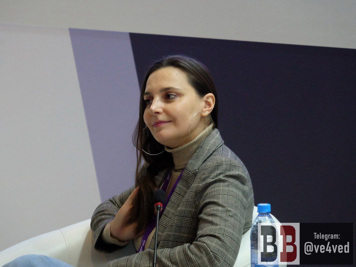 Суд отменил штраф по статье о дискредитации архитектору Полине Зиновьевой 15 апреля 2025 года сотрудники ГУ МВД по Свердловской области обнаружили пост в соцсетях Полины тогда она носила фамилию Иванова от февраля 2022 года с антивоенным лозунгом, на неё был составлен протокол по статье 20.3.3 КоАП дискредитация использования ВС РФ , и 19 мая судья Ленинского райсуда Екатеринбурга Татьяна Чащина назначила ей штраф 40 тысяч рублей. Сегодня в Свердловском областном суде состоялось рассмотрение апелляционной жалобы от защитника Зиновьевой, адвоката Алексея Бушмакова. Судья Илья Григорьев отменил постановление, признав нарушение правил территориальной подсудности – поскольку полицейские выявили публикацию на территории Верх-Исетского района Екатеринбурга, сообщили в пресс-службе суда. Однако административное производство по делу архитектора не прекращено – теперь его должны рассмотреть в Верх-Исетском райсуде. Телеграм-канал Поддержать Подписаться Прислать новость 18+