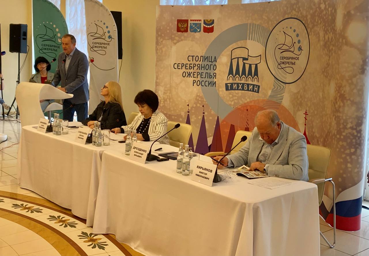 Сотни маршрутов, пролегающих по землям 11 регионов, сплетаются в единое ожерелье. На заседании рабочей группы по реализации межрегионального историко-культурного и туристского проекта «Серебряное ожерелье России» выступил Александр Дрозденко: «Задача в рамках Серебряного ожерелья давать толчок для развития каждому городу, который ежегодно получает почетное право столицы. Хочу сказать огромное спасибо всем вам, коллеги, и прежде всего еще раз Любови Павловне Совершаевой. За последние годы Серебряное ожерелье России стало узнаваемым брендом. Это сегодня не только наши города, наши туристические известные центры, но это сегодня и природа, и история, и культура, и многообразие народных традиций. Мы сегодня видим, что нам есть для чего развиваться. Туристический поток растет, внутренний туризм растет. Например, в Ленинградскую область в прошлом году приехало более 6 миллионов туристов, в этом году мы ожидаем, что показатель превысит 7 миллионов», — отметил губернатор. На заседании обсудили новые туристические маршруты по Северо-Западу. Ведь материала для них масса — тут и фольклор коренных народов, и пушкинские места, и крупнейшие пресноводные озера Европы — Ладожское и Онежское, по берегам которых рассыпаны исторические и природные достопримечательности.