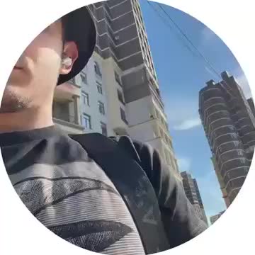 Неизвестный мужчина привязывает собаку к автомобилю в Химках