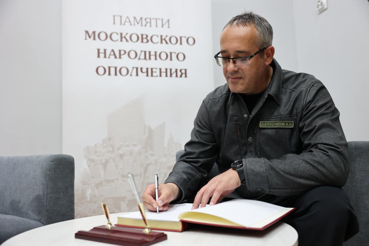 В Спас-Деменске Калужской области открыли Исторический музей Московского народного ополчения 1941 года. Он посвящён тем, кто по зову сердца встал на защиту Москвы и всей нашей Родины – инженерам, рабочим, студентам, преподавателям, музыкантам, многие из которых никогда не держали оружия, но ушли на фронт…  В музее увековечена история пяти дивизий народного ополчения, которые в октябре 1941 года сражались в этом районе, сдерживая наступление врага. Их подвиг – это часть большой истории Победы, истории защиты сердца нашей страны – Москвы.   С 2015 года при поддержке Мэра и Правительства Москвы Мосгордума реализует патриотическую программу «Памяти Московского народного ополчения», благодаря которой всё больше людей узнаёт о героической странице отечественной истории. Открытие музея – ещё один вклад в сохранение нашей общей памяти и исторической правды.    Сегодня наши соотечественники, москвичи, жители Калужской области и других регионов плечом к плечу сражаются в зоне специальной военной операции – продолжают подвиг наших предков. И Победа обязательно будет за нами!   Спасибо всем, благодаря кому сегодняшнее событие стало возможным – нашим коллегам, ветеранам, потомкам ополченцев, Председателю Законодательного Собрания Калужской области Геннадию Новосельцеву, Губернатору Калужской области Владиславу Шапше за создание музея на Калужской земле. Только вместе мы сможем сохранить память и передать её будущим поколениям.