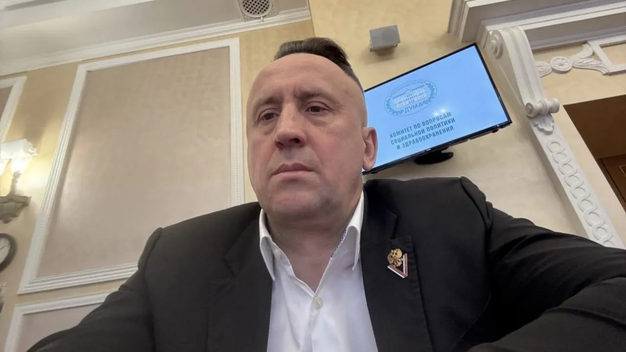 Мем Сикс Севен хотят запретить в России Депутат и председатель движения Россия Православная Михаил Иванов назвал его угрозой национальной безопасности и потребовал огранить его распространение Фраза сикс севен которую школьники выкрикивают при любом упоминании чисел шесть и семь это не просто глупая шутка это симптом глубокого недуга который эксперты называют цифровым слабоумием Дети теряют контроль над своим поведением срываются уроки учителя не могут работать а подростки впадают в агрессию и истерику Это прямое следствие того что мы пустили на самотек потребление низкокачественного бессмысленного и разрушительного контента заявил он banki oil