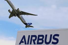 В ходе встречи с главой компании «Airbus Europe» Йоханом Пелиссье Президент Садыр Жапаров подчеркнул, что развитие авиационной отрасли является одним из ключевых приоритетов для Кыргызстана. Особое внимание на встрече он уделил перспективам поддержки национальной авиакомпании «Асман Эйрлайнс», акцентировав на обновлении авиапарка и внедрении современных технологий. Он рассказал о планах взять в лизинг два самолета Airbus  модели A320 или A321 , которые будут использоваться для выполнения рейсов в Европу, включая направления Бишкек–Париж, Бишкек–Берлин и Бишкек-Лондон. По словам Президента Кыргызстана, в следующем году ожидается исключение кыргызских авиакомпаний из так называемого черного списка Европейского союза  EU Air Safety List . В последние годы велась активная работа по улучшению авиационной безопасности, внедрению международных стандартов и модернизации инфраструктуры, что значительно повысило шансы на снятие ограничений, которое откроет новые возможности для прямых рейсов в Европу.