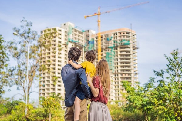 С 1 февраля изменятся условия семейной ипотеки Ключевым изменением станет введение принципа одна семья одна льготная ипотека При заключении ипотечного договора супруги автоматически становятся созаемщиками Исключение если один из супругов является иностранным гражданином Напомним что в рамках программы Семейная ипотека российские семьи с детьми имеют возможность оформить ипотечный кредит на приобретение жилья под процентную ставку не превышающую 6 Первоначальный взнос должен составлять не менее 20 от стоимости жилья КП Новосибирск фото Elizaveta Galitckaia Подписаться на канал