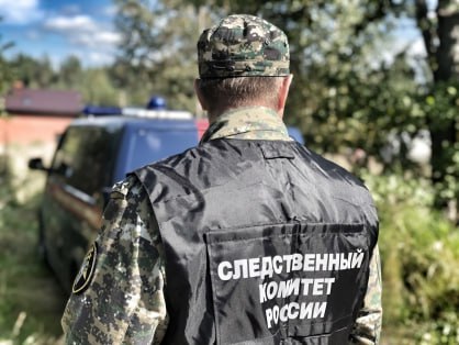 Житель Токмака подозревается в применении насилия в отношении полицейских  Пологовским межрайонным следственным отделом следственного управления Следственного комитета Российской Федерации по Запорожской области возбуждено уголовное дело в отношении 34-летнего жителя города Токмак. Он подозревается в совершении преступления, предусмотренного ч. 1 ст. 318 УК РФ  применение насилия в отношении представителя власти .   По данным следствия, в июле 2025 года мужчина, находясь в состоянии алкогольного опьянения на рынке города Токмак, вступил в конфликт с местным жителем. Для выяснения обстоятельств на место прибыли сотрудники отдела МВД России «Токмакский». Во время разбирательств подозреваемый, понимая, что перед ним находятся представители власти при исполнении ими своих должностных обязанностей, применил к ним насилие. Действия злоумышленника были пресечены на месте происшествия. Фигурант был незамедлительно доставлен в отдел полиции.   В настоящее время подозреваемый полностью признал вину и активно сотрудничает со следствием.  Следователем выполняется комплекс следственных действий, направленных на установление всех обстоятельств совершенных преступлений, сбор и закрепление доказательственной базы. Допрашиваются свидетели и очевидцы произошедшего. Расследование уголовного дела продолжается.