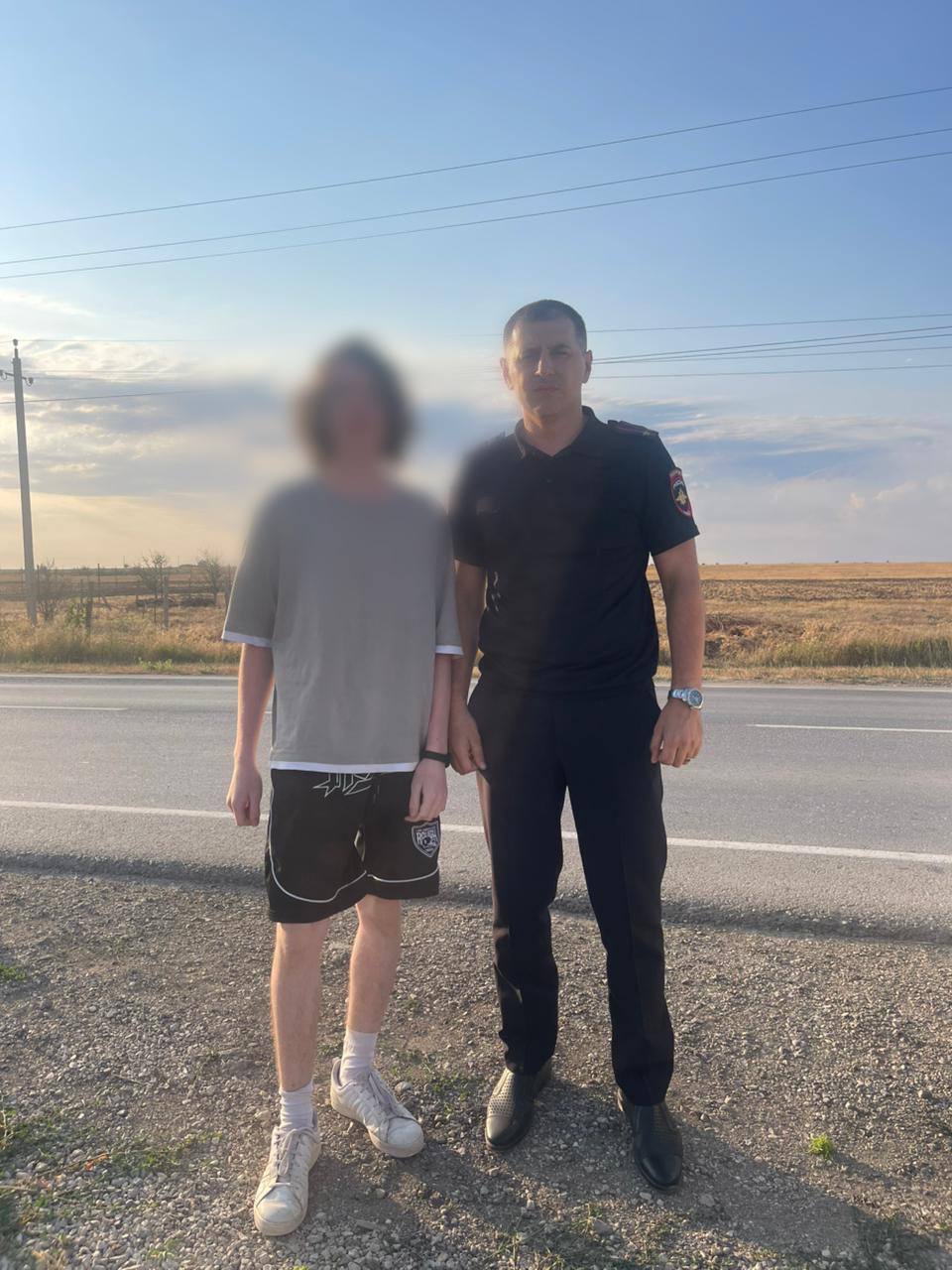 ‼ Сакские полицейские разыскали пропавшего подростка Утром 11 июля в дежурную часть МО МВД России «Сакский» поступило обращение от родителей 16-летнего подростка, который вчера днем ушел из дома и не вернулся. По информации полученной от родителей стало известно, что накануне днем между отцом и его несовершеннолетним сыном произошел конфликт, после которого подросток покинул дом в неизвестном направлении. В результате оперативно-розыскных мероприятий сотрудники подразделения по делам несовершеннолетних МО МВД России «Сакский» установили местонахождение молодого человека. Он был найден в одном из населенных пунктов Симферопольского района. Противоправных действий в отношении несовершеннолетнего совершено не было. В отношении отца составлен административный материал по статье 5.35 Кодекса Российской Федерации об административных правонарушениях — «Неисполнение родителями или иными законными представителями несовершеннолетних обязанностей по содержанию и воспитанию несовершеннолетних». #МВДКрыма #ПолицияСакскогоРайона #БезВестиПропавший #Несовершеннолетний #ПДН