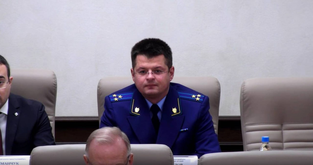На заседании Екатеринбургской городской думы официально представлен новый прокурор города им стал Игорь Корелов После истечения трудового контракта прежнего руководителя ведомства Светланы Кузнецовой с июля городской прокуратурой в статусе и о руководил Артем Варданян Игорь Корелов возглавлял ранее прокуратуру Чкаловского района