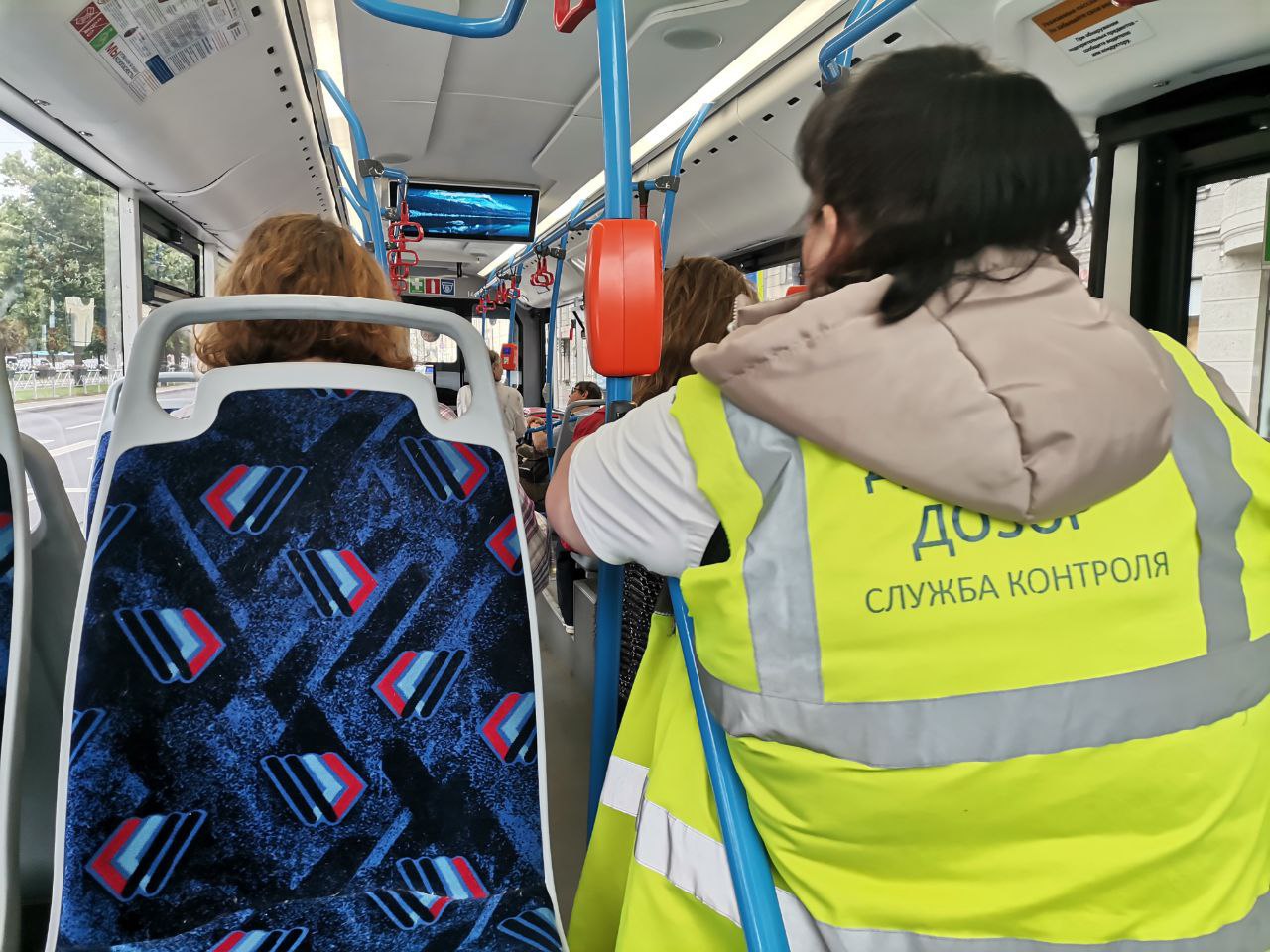  Контролеры «Дневного дозора» за первое полугодие проверили оплату у 10 млн пассажиров Контролеры СПб ГУП «Горэлектротранс» регулярно осуществляют функцию контроля оплаты проезда в трамваях и троллейбусах. Всего за первые 6 месяцев 2025 года проверками охвачено 65 маршрутов: 29 трамвайных; 36 троллейбусных. Из более чем 10 млн пассажиров выявлено только 4% безбилетников. Этот показатель имеет положительную динамику, он на 1% меньше, чем за аналогичный период прошлого года. Всего на линии работают более 170 контролеров «Дневного дозора». Помимо характерного жилета все они имеют при себе служебное удостоверение. Напомним, за безбилетный проезд действует штраф в размере 1500 рублей.