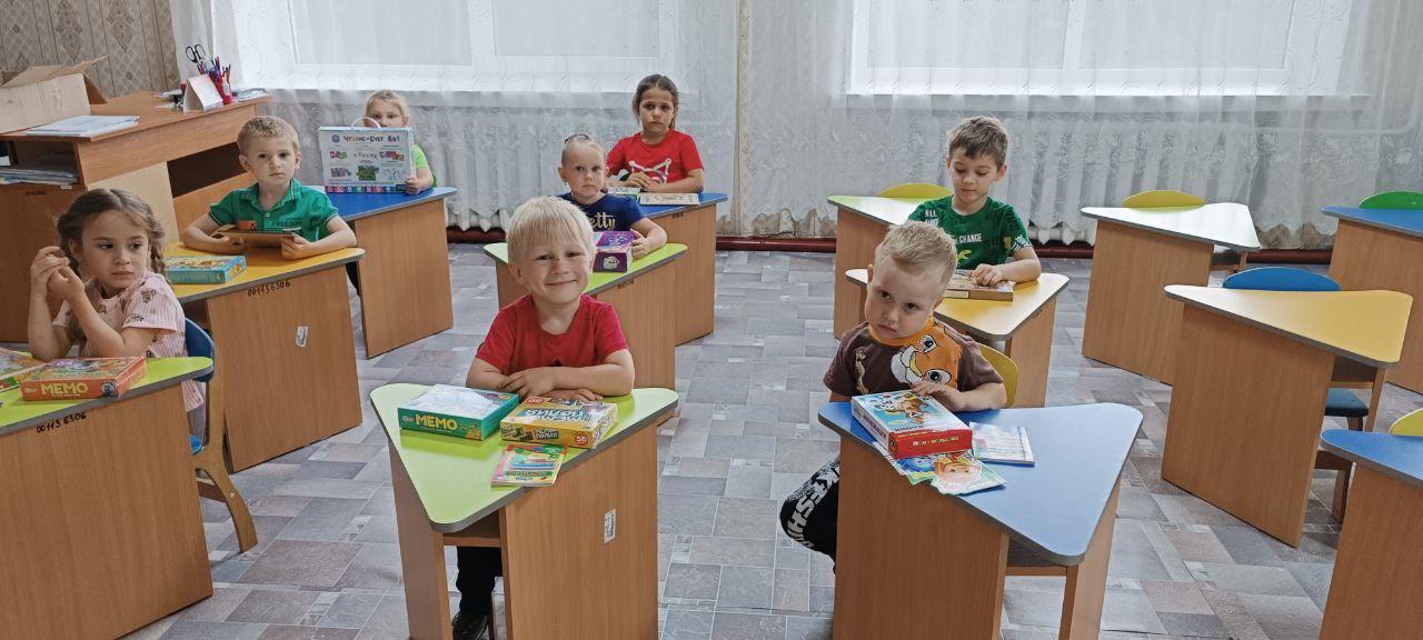 Рязанцы привезли гумпомощь в Генический округ Представители региона-шефа Рязанской области доставили гуманитарную помощь в Генический округ. Петровскому территориальному отделу передали детскую одежду и обувь, игрушки, развивающие игры, предметы личной гигиены и костыли для инвалидов. Сотрудники отдела поблагодарили Рязанскую область за оперативные отклики и регулярно оказываемую помощь. Они уже адресно доставили привезенные вещи нуждающимся.
