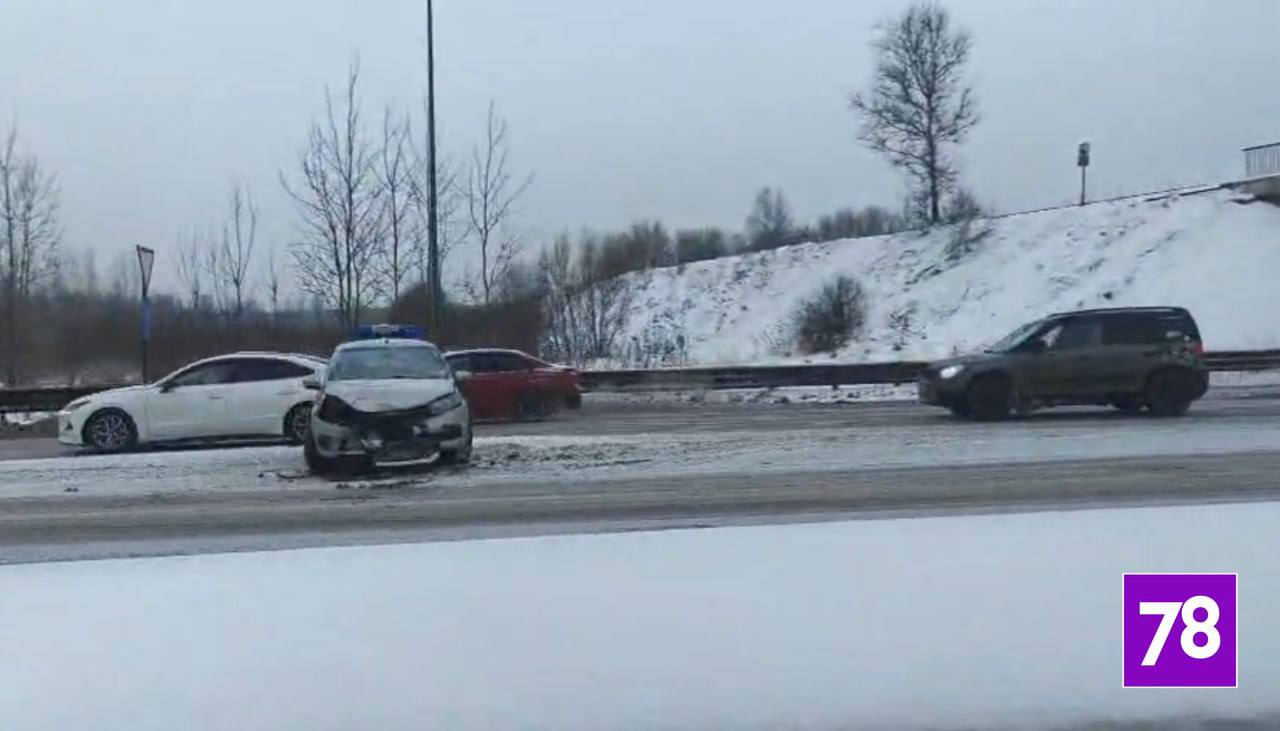 Машина Росгвардии попала в ДТП с автобусом на Таллинском шоссе сообщают очевидцы У автомобиля сильно разбита передняя часть У автобуса серьёзных повреждений не видно внутри находятся пассажиры Обстоятельства выясняются TodaySPb Новости GradSPb Места СПб