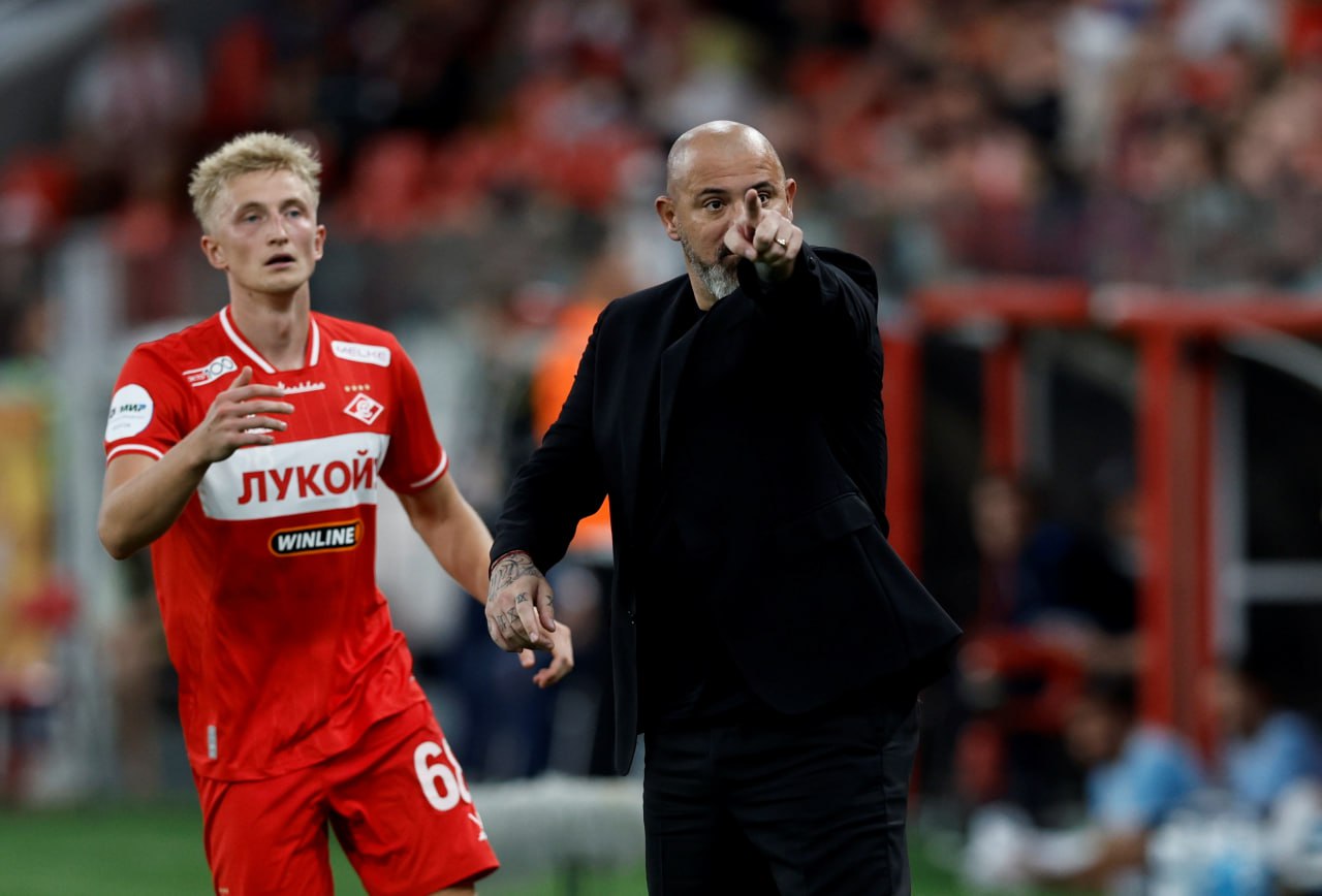 Неизвестные разбили стекло автобуса с игроками Спартака в Краснодаре У автобуса на котором футболисты Спартака ехали на гостевой матч с Краснодаром разбили стекло сообщает РИА Новости со ссылкой на пресс службу клуба Неизвестным предметом было разбито стекло автобуса на котором наша команда добиралась до арены Никто из футболистов к счастью не пострадал сообщили в пресс службе клуба Агентство опубликовало фотографию разбитого стекла на клубном автобусе Краснодара Спартак уведомил об инциденте делегата матча Спартак в воскресенье проведет матч 14 го тура Российской премьер лиги РПЛ с Краснодаром начало в 19 30 мск Global Look Press Подписаться на РБК Спорт