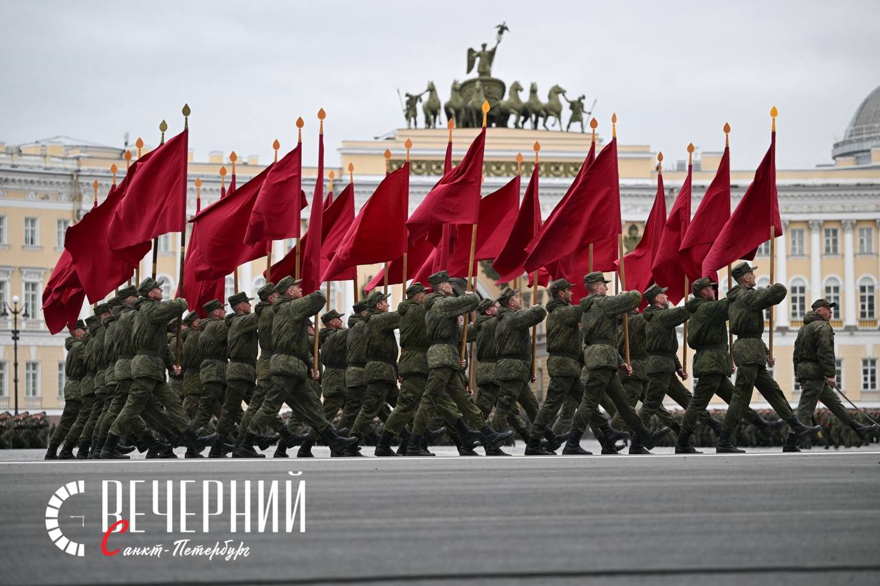 Казаки Северо-Запада впервые пройдут строем по Дворцовой площади в День Победы В составе парадной коробки пройдут маршем 73 казака. Возглавит расчет атаман СЗВКО Максим Буга. В первых рядах также пройдут первый заместитель атамана Александр Золотов и начальник штаба Никита Ятманов. «Это событие символизирует связь времен, напомнит о большом вкладе казачьих формирований в разгром фашизма. Современное казачество достойно продолжает дело своих предков, защищая национальные интересы нашей страны. На Дворцовой площади промаршируют казаки-ветераны специальной военной операции. Некоторые из них недавно вернулись с фронта», — отметил губернатор Санкт-Петербурга Александр Беглов. Фото: Александр Гальперин Вечерний Санкт-Петербург