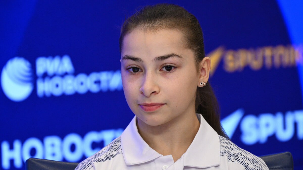 Анна Калмыкова завоевала золото в вольных упражнениях на этапе Кубка мира по спортивной гимнастике в Германии В финале россиянка показала результат 13 333 балла Второй стала японка Айко Сугихара 13 133 бронза у итальянки Эммы Пуато 12 933 В упражнениях на брусьях Александр Карцев 14 433 и Савелий Съедин 14 066 заняли второе и третье места Милана Каюмова стала третьей в упражнениях на бревне 13 400 Карцев выиграл бронзу в упражнениях на перекладине 14 233 news matchtv РИА Новости Кирилл Зыков