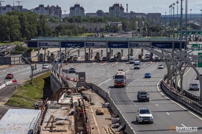 Бег с барьерами для Широтной магистрали. Транспортная комиссия ЗакСа рассмотрела, казалось бы, гарантированный к принятию законопроект о 3-тысячных штрафах для тех, кто не платит за проезд по платным дорогам. Из нагромождения цифр и неожиданных открытий родилось: не годится, доработать.  Драматургия такая: наглецов на федеральных трассах ловят по федеральному же Кодексу об административных правонарушениях; легковушкам штраф — 1,5 тысячи, грузовикам — пять. В регионах все отдали местным органам власти — с возможностью самим определять строгость наказания. В Петербурге полутора тысячами не ограничатся.  Подробнее о том, как будут собирать штрафы на платных дорогах и что это за законопроект, читайте здесь.     Михаил Огнев / «Фонтанка.ру»