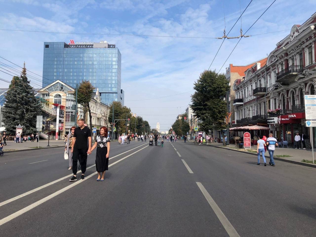 Пешеходным станет проспект Революции в День города По нашей городской традиции в праздничный день воронежцы свободно смогут передвигаться пешком по всему проспекту В ночь на субботу на центральной улице Воронежа установят ограждения и металлодетекторы После 18 00 начнется уборка территории после движение транспорта возобновят Вам нравится пешеходный проспект Революции да люблю там гулять нет я хочу кататься на машине Подпишись на МТВ Будь в курсе   Промокоды и скидки