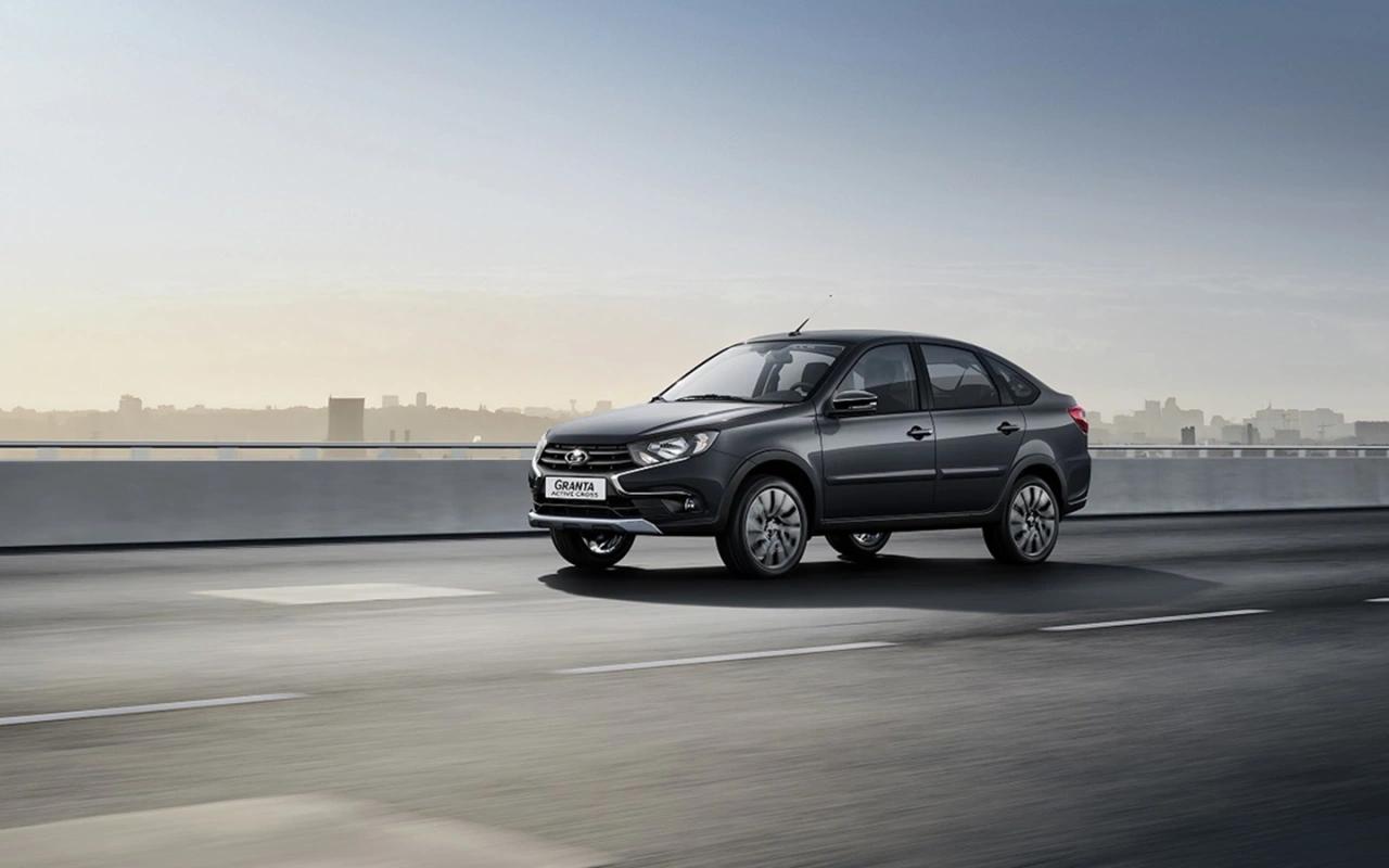 В России стартовали продажи Lada Granta в новой версии Active Cross Автомобиль представляет из себя лифтбек с увеличенным до 198 мм дорожным просветом у стандартной Granta — 180 мм и пластмассовым обвесом кузова. Новая версия Granta будет доступна в двух комплектациях: Автомобиль в базовой модификации Comfort оснащается восьмиклапанным двигателем 90 л.с. + МКПП включает кондиционер, две подушки безопасности, обогрев передних сидений и зеркал, аудиосистема. Стартовая стоимость такой модели — от 1 185 000 руб. Версия с 16-клапанным двигателем 106 л.с. + МКПП дополнительно оснащается мультимедийной системой Lada EnjoY Pro, камерой заднего вида, парктроником, круиз-контролем с ограничителем скорости, противотуманными фарами, функцией задержки выключения света фар, центральным замком с дистанционным управлением и складным ключом, электростеклоподъемниками передних дверей с режимом «Авто» и обогревом ветрового стекла. Стоимость автомобиля в такой комплектации составит от 1 370 000 руб.