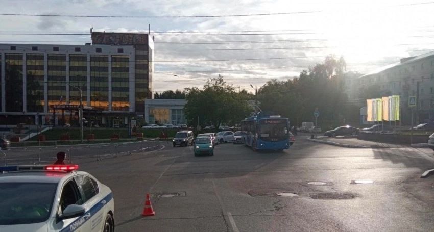 #защитаПравДетей В Кирове суд удовлетворил иск прокурора в защиту интересов малолетнего потерпевшего о взыскании с автомобилиста компенсации морального вреда Прокурор Ленинского района г. Кирова установил, что 24 июня 2024 года водитель автомобиля «#Лада #Приора» допустил наезд на 11-летнего ребенка, который находился на проезжей части у дома № 96 по Октябрьскому проспекту в Кирове. В результате дорожно-транспортного происшествия #пешеход получил телесные повреждения в виде ушиба бедра, испытал нравственные и физические страдания. В силу возраста он не в состоянии в полной мере защитить свои права. В целях защиты прав малолетнего ребенка и взыскания в его пользу с собственника транспортного средства компенсации морального вреда прокурор направил в суд соответствующий иск. Требования надзорного ведомства удовлетворены, с автомобилиста в пользу потерпевшего взыскана #компенсация в размере 40 тыс. рублей.