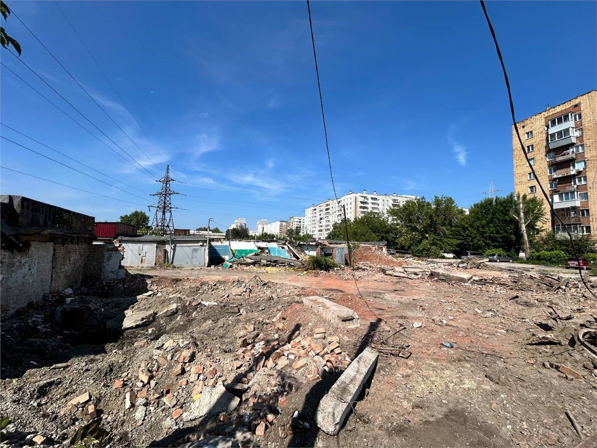 В Красноярске для новой дороги на Гладкова снесли 48 гаражей В Красноярске для новой дороги на Гладкова снесли уже половину из запланированных гаражей — 48 штук. Это, напомним, необходимо для строительства дороги между Гладкова и Белыми росами. Снос стартовал в начале июля. Сейчас тяжелая техника работает в районе дома № 18, рассказали в департаменте градостроительства. Всего предстоит снести 96 гаражных боксов, а также очистить территорию. При этом согласно проектной документации часть массива сохранят. По муниципальному контракту снести все гаражи следует до конца года, но подрядчик планирует закончить работу раньше. После — на участок смогут зайти электромонтажники для выноса сетей, которые попадают в границы будущей дороги. Напомним, новая дорога пройдет от улицы Гладкова до Судостроительной, 175. Проезжая часть будет двухполосной, ее протяженность с учетом транспортного кольца на Гладкова составит 458 метров. Newslab
