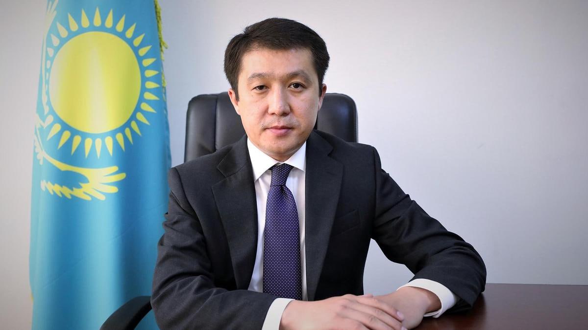 Президент Казахстана отправил министра транспорта в отставку Касым-Жомарт Токаев освободил Марата Карабаева от должности министра транспорта Казахстана. Свой пост Карабаев занимал с 2 сентября 2023 года. 14 мая 2025 года Касым-Жомарт Токаев объявил выговор Карабаеву. Президент подверг критике ситуацию в транспортной сфере, модернизация которой сдерживается в результате системных проблем и неисполнения планов. Токаев отметил трудности с пропуском грузов на границе, неудовлетворительное состояние многих пропускных пунктов, отставание от графика крупных инфраструктурных транзитных проектов. В апреле 2025 года президент Казахстана поручил "ускорить строительство автодороги Центр - Запад, расширить коридор Западная Европа - Западный Китай, уделить особое внимание развитию Транскаспийского международного транспортного маршрута и усилить работу по привлечению инвестиций в транспортный сектор". Имя нового министра транспорта пока не названо. Logistan.info Логистика Политика