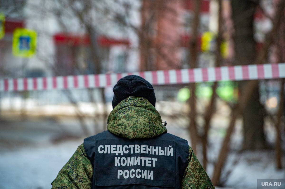 Уголовное дело завели следователи из-за гибели мальчика на реке в Сургуте  На месте происшествия работает следственно-оперативная группа. Она выясняет обстоятельства и причины происшествия. Спасатели продолжают поиски ребенка, которого затянуло под лед.  Напомним, сегодня днем в Сургуте двое детей гуляли у водоема рядом с речпортом. Мальчики спустились к воде и провалились под лед. Одного ребенка удалось спасти, второго унесло течением. ______ Ura.ru