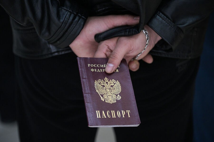 Что за дикая мания? В Питере опять нашли поджигателя паспорта России Покажи дуракам пример – и пошло… В Петербурге сыщики Центра «Э», который противостоит экстремизму, нашли в инете страницу в соцсети с отвратным фото. Владелец странички держат в руке свой горящий ! российский паспорт и… прикуривает от него сигарету. По требованию Роскомнадзора аккаунт заблокирован. Впрочем, неадеквата это не остановило – мужчина уже создал новую страницу. И, кажется, там вся семейка со сдвигом в мозгах. Петербуржец с женой выкладывают в соцсетях пацифистские лозунги и признаются на стримах, что жертвуют средства ВСУ. Попались… Решается вопрос о возбуждении уголовного дела по статье 329 УК РФ надругательство над государственными символами , по которой грозит до двух лет лишения свободы. Дурной пример заразителен! Ранее в Петербурге арестовали блогершу, сжегшей свой паспорт на камеру. В видео девушка нецензурно объяснила, что устала... работать. А еще призналась, что она «подтерлась бы» документом. Сейчас сидит за решеткой и обдумывает свои слова #Питер #Ньюс #Паспорт #Поджег #Сигарета Piter News 24 - Подписаться