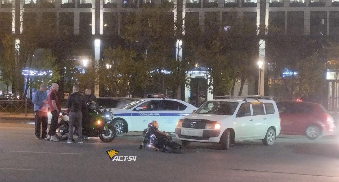 Полчаса назад на улице Кирова 25 мотоциклист врезался в разворачивающийся через двойную сплошную минивэн Toyota На месте ДТП работает экипаж ДПС и бригада скорой помощи