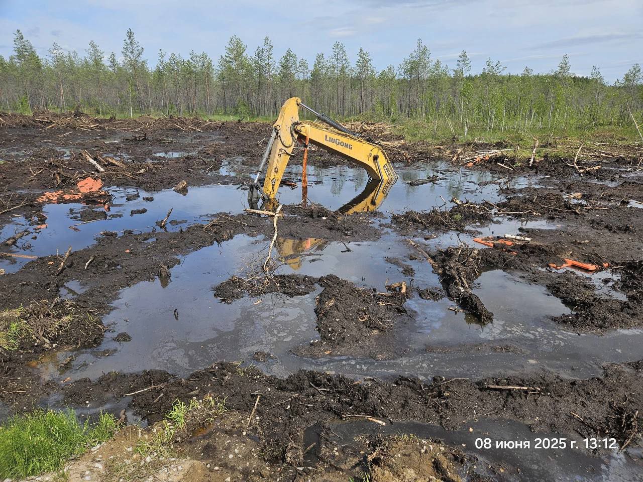 В Пермском крае экскаватор ушел под воду на стройке газопровода Инцидент произошел в Чердынском округе. Экскаватор оказался затоплен в грязи и воде, сообщает портал «В курсе.ру» со ссылкой на общественника Степана Тимофеева. В округе ведется строительство газопровода. Работы выполняет ООО «Северная компания». Информация о причинах происшествия уточняется. : Степан Тимофеев Подписаться Дать «буст»