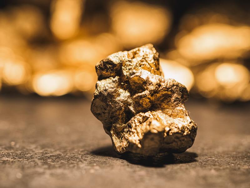 Nordgold проектирует перерабатывающий комплекс для будущего ГОКа Золотодобывающая компания Nordgold реализовала первый этап проектирования перерабатывающего комплекса горно-обогатительного комбината «Роман» в Республике Саха. В рамках инвестпроекта планируют организовать работу промплощадок для рудоподготовки, кучного выщелачивания и запустить ЗИФ. Общая площадь этой производственной инфраструктуры составит порядка 200 га. Переработка золоторудного сырья на предприятии будет осуществляться методом кучного выщелачивания с тремя стадиями дробления. Проектная мощность комплекса составит 9 млн т золотой руды в год. Золотосеребряное месторождение федерального значения Роман расположено на юго-западе Республики Саха Якутия , в 13 км к западу от действующих рудников Гросс и Таборный, разрабатываемых компанией Nordgold. В декабре 2022 года участок Роман прошёл экспертизу Государственной комиссии по запасам, подтверждены 2 млн унций золота. В Якутии Nordgold развивает кластер Гросс в Олёкминском районе. В него входят действующие рудники Гросс и Таборный, а также перспективные проекты развития. Кроме того, с 2025 года компания ведёт геолого-разведочные работы на месторождении Сардана в Усть-Майском районе республики. #новости
