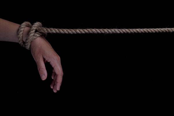 Казахстанка едва не попала в рабство в Омане Гражданка Казахстана поверила обещаниям о выгодной работе за границей и тайно вылетела в Оман На самом деле ее пытались втянуть в трудовое рабство Как сообщили в прокуратуре она долгое время общалась в интернете с иностранкой по имени Ханифа которая уговаривала ее переехать на Ближний Восток и сулила хорошие условия Поддавшись этим уговорам она отправилась в путь не предупредив даже своих близких По прилете в международный аэропорт Омана ее задержали сотрудники местных органов В тот же день казахстанку вернули домой Дорогие читатели если вы стали свидетелями каких то событий либо вам нужна информационная помощь то можете отправить информацию видео и фото сюда infoztb или wa me 77779419900 ztb qaz