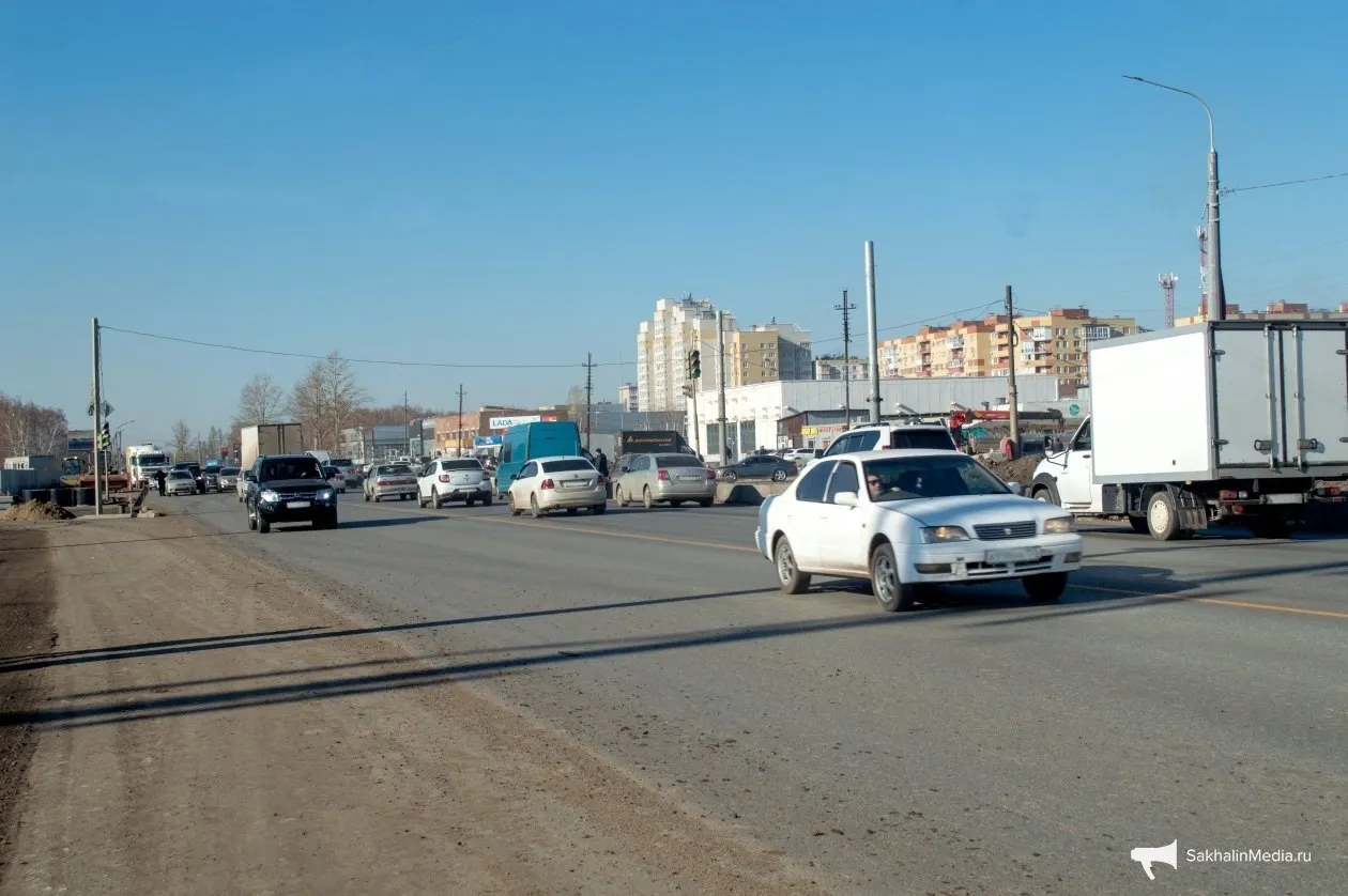 В ДФО предложили строить платные дороги без бесплатных дублёров Ассоциация инфраструктурных инвесторов и кредиторов предложила разрешить строительство платных автомобильных дорог в ДФО без бесплатной альтернативы Соответствующее обращение направлено вице премьеру РФ Юрию Трутневу Сейчас по закону платная трасса может быть построена только при условии что рядом есть бесплатный маршрут длиной не более трёкратной протяжённости платного участка Исключения сделаны лишь для районов Крайнего Севера и объектов где более 50 трассы составляют мосты тоннели и путепроводы АИИК предлагает распространить льготную модель на весь ДФО ссылаясь на экстремальный климат сложную геологию малую плотность населения и разобщённость более 1 2 тысячи населённых пунктов не имеющих связи с общей дорожной сетью По расчётам компании Автобан Инвест такая мера может привлечь до 1 5 триллиона рублей внебюджетных инвестиций Однако вице премьер Юрий Трутнев заявил что действующее требование о бесплатном дублёре является обоснованным и защищающим права граждан В минтрансе и Автодоре инициативу не прокомментировали   SakhalinMedia в       подпишись 18