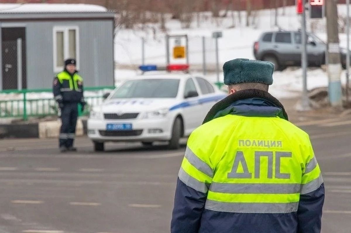 В Татарстане проверяют водителей-мигрантов  В республике стартовала операция «Иностранный водитель», направленная на снижение аварийности с участием мигрантов. Полицейские проверяют документацию у водителей, занимающихся международными перевозками, а также легальность их пребывания в России.  Сведения о нарушителях вносят в специальный реестр. Тем, кто нанимает водителей из этого списка, грозят штрафы. ГАИ рекомендует компаниям тщательно проверять документы сотрудников.